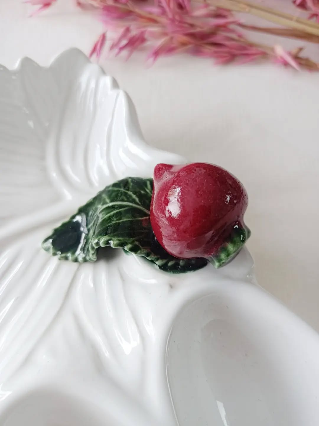 🥚 Le plat parfait pour celles et ceux qui pensent que les œufs mayo méritent un vrai décor.
Voici un plat à œufs en majolique portugaise, estampillé Subtil, en faïence blanche avec ses emplacements dédiés pour présenter 6 œufs… et une jolie feuille en barbotine sur le côté pour accueillir crudités, salade ou accompagnement.
Autrement dit : le plat qui transforme une entrée toute simple en présentation digne d’un déjeuner de famille très chic.
👌 Excellent état
📏 28,5 x 17,5 cm – hauteur 5,5 cm
⚖️ 0,8 kg
🏷️ Prix : 35 € ❌ réservé ❌
📦 Retrait à l'atelier de Villeneuve d'Ascq, livraison possible sur la métropole lilloise ou envoi partout ailleurs !
#majolique #vaisselleancienne #platvintage #artdelatable #lesimparfaits