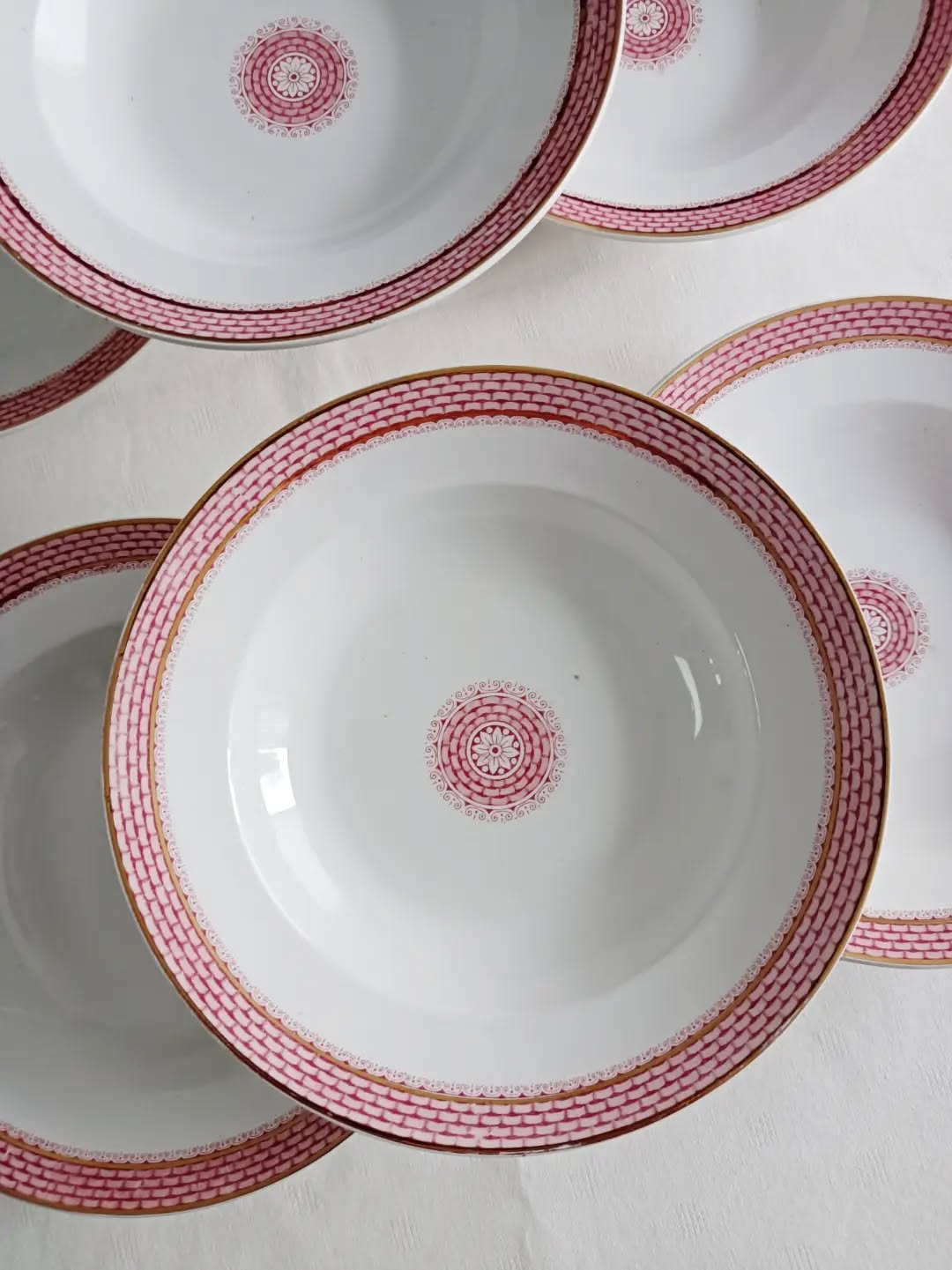 🌸 De la terre de fer comme on l’aime : élégante, intemporelle, et prête à reprendre place à table.
Voici un lot de 6 assiettes creuses modèle Elvira, de la société céramique de Maestricht.
Un décor rose délicat accompagné d’un filé doré sur le pourtour qui apporte juste ce qu’il faut de raffinement — parfait pour une table classique, romantique ou simplement pour sublimer une portion de pâtes !
🔎 Faïence terre de fer
👉 Décor Elvira de la faïencerie Société céramique de Maestricht.
👌 Excellent état
📏 Diamètre 23,3 cm – hauteur 4,5 cm
⚖️ 2,5 kg
🏷️ 48 € le lot + frais de livraison.
📦 Retrait à l'atelier de Villeneuve d'Ascq, livraison possible sur la métropole lilloise ou envoi partout ailleurs !
#terredefer #vaisselleancienne #tablevintage #lesimparfaits #brocantepoétique