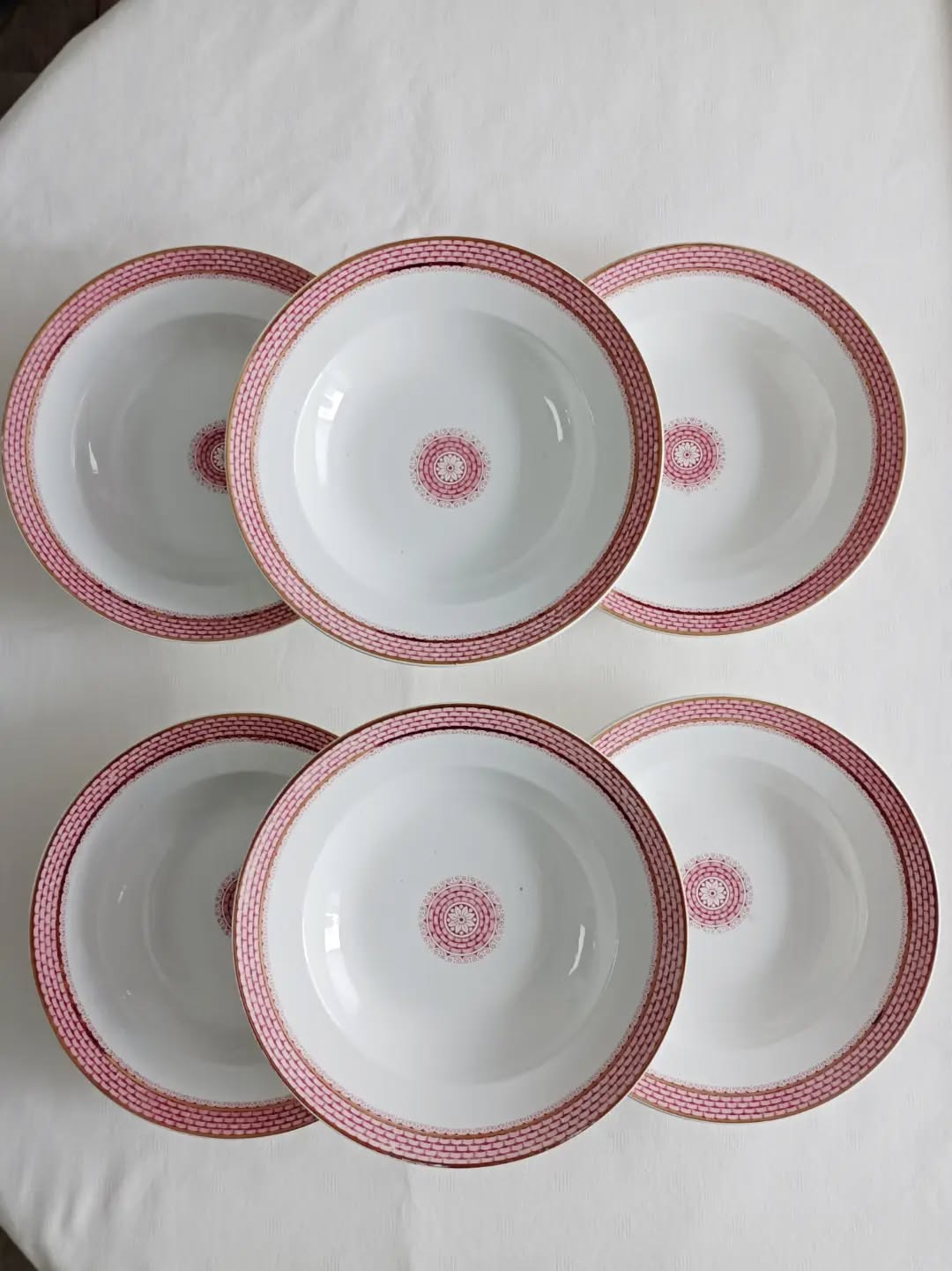 🌸 De la terre de fer comme on l’aime : élégante, intemporelle, et prête à reprendre place à table.
Voici un lot de 6 assiettes creuses modèle Elvira, de la société céramique de Maestricht.
Un décor rose délicat accompagné d’un filé doré sur le pourtour qui apporte juste ce qu’il faut de raffinement — parfait pour une table classique, romantique ou simplement pour sublimer une portion de pâtes !
🔎 Faïence terre de fer
👉 Décor Elvira de la faïencerie Société céramique de Maestricht.
👌 Excellent état
📏 Diamètre 23,3 cm – hauteur 4,5 cm
⚖️ 2,5 kg
🏷️ 48 € le lot + frais de livraison.
📦 Retrait à l'atelier de Villeneuve d'Ascq, livraison possible sur la métropole lilloise ou envoi partout ailleurs !
#terredefer #vaisselleancienne #tablevintage #lesimparfaits #brocantepoétique