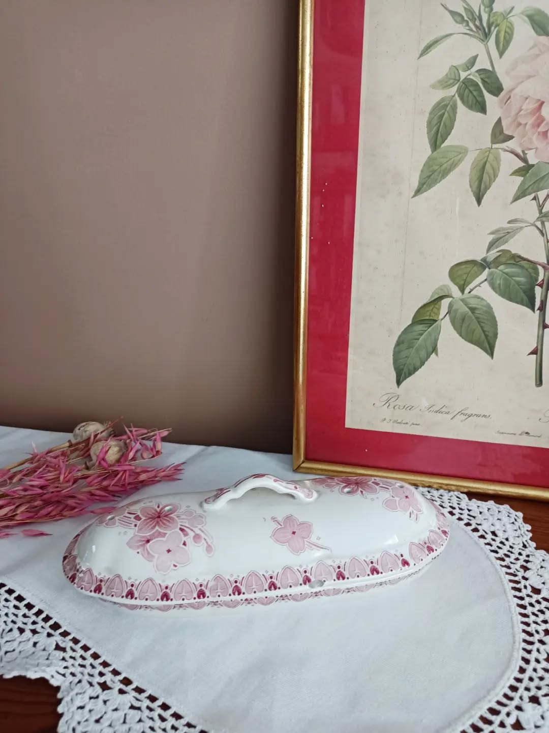 🛁 Un petit bijou de salle de bain comme on n’en fait plus…
Voici une boîte porte-savon / porte-peigne BFK, modèle Lilas, en faïence terre de fer blanche au délicat décor floral rose.
Signée de la faïencerie belge Boch Frères Keramis, elle donnera du charme facilement à une salle de bain un peu trop sage. Mais elle pourra aussi être détournée de nombreuses façons : vide poche, boîte à bijoux, bonbonnière, etc...
A vous d'adapter son usage selon vos besoins !
🔎 Bon état général, avec deux petits éclats sur le couvercle au niveau de la frise. Ça n'enlève son charme, mais je préfère toujours vous le dire.
📏 24 x 10 cm
📐 Hauteur 8,5 cm
⚖️ 0,5 kg
🏷️ Prix : 35 € + frais de livraison
📦 Retrait à l'atelier de Villeneuve d'Ascq, livraison possible sur la métropole lilloise ou envoi partout ailleurs !
#bochfreres #terredefer #vaisselleancienne #lesimparfaits #faience