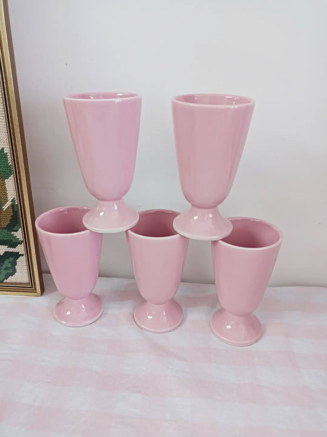 ☕ Rose, élégant et un brin rétro : voici un service à café qui met de bonne humeur rien qu’en le regardant.
Il se compose d’une cafetière et de 5 mazagrans en céramique rose coréenne, parfaits pour vos cafés du matin ou vos pauses gourmandes.
Un ensemble qui met à l'honneur un doux rose qui va bien au teint.
📏 Cafetière : 17,5 x 10 cm – H 19 cm
📏 Mazagran : Ø 6,4 cm – H 11,2 cm
⚖️ 1,5 kg
🏷️Prix : 35 € + frais de livraison.
📦 Retrait à l'atelier de Villeneuve d'Ascq, livraison possible sur la métropole lilloise ou envoi partout ailleurs !
#chineralille #ceramiquerose #serviceacafe #lesimparfaits #brocantelille