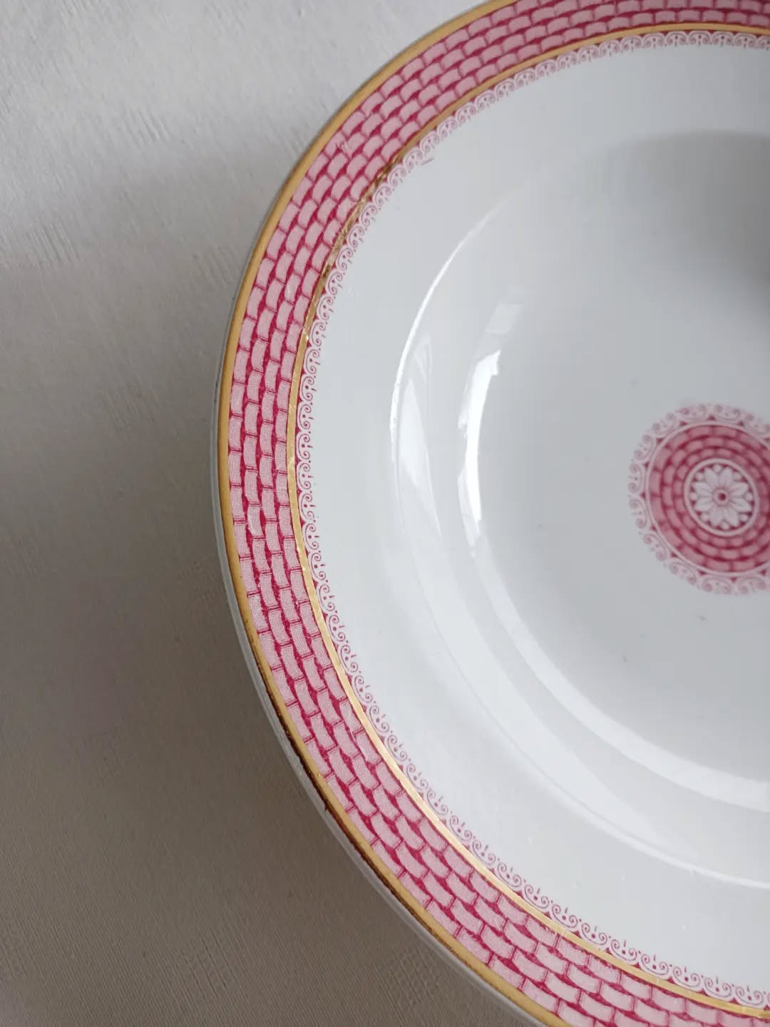 🌸 De la terre de fer comme on l’aime : élégante, intemporelle, et prête à reprendre place à table.
Voici un lot de 6 assiettes creuses modèle Elvira, de la société céramique de Maestricht.
Un décor rose délicat accompagné d’un filé doré sur le pourtour qui apporte juste ce qu’il faut de raffinement — parfait pour une table classique, romantique ou simplement pour sublimer une portion de pâtes !
🔎 Faïence terre de fer
👉 Décor Elvira de la faïencerie Société céramique de Maestricht.
👌 Excellent état
📏 Diamètre 23,3 cm – hauteur 4,5 cm
⚖️ 2,5 kg
🏷️ 48 € le lot + frais de livraison.
📦 Retrait à l'atelier de Villeneuve d'Ascq, livraison possible sur la métropole lilloise ou envoi partout ailleurs !
#terredefer #vaisselleancienne #tablevintage #lesimparfaits #brocantepoétique
