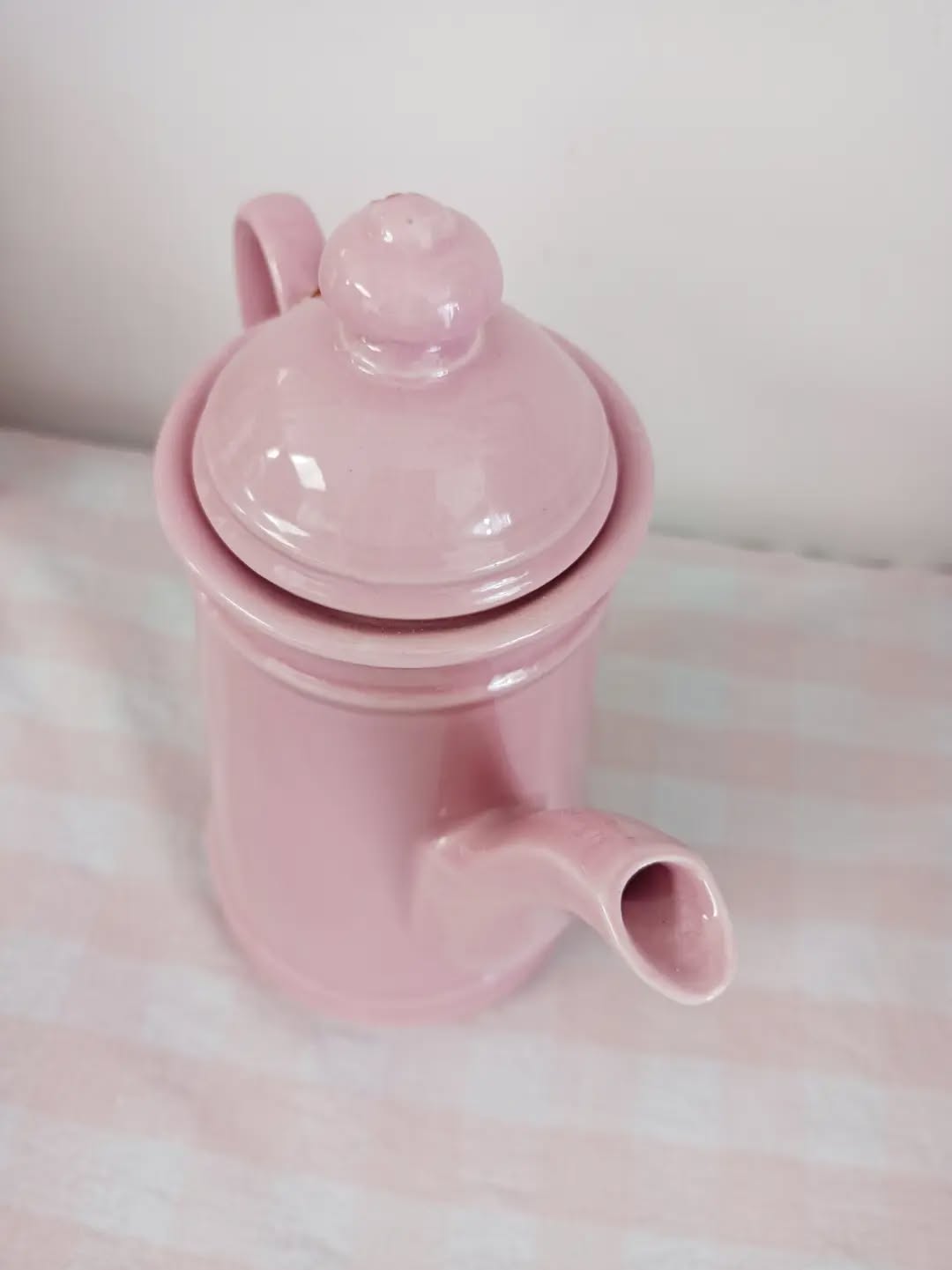 ☕ Rose, élégant et un brin rétro : voici un service à café qui met de bonne humeur rien qu’en le regardant.
Il se compose d’une cafetière et de 5 mazagrans en céramique rose coréenne, parfaits pour vos cafés du matin ou vos pauses gourmandes.
Un ensemble qui met à l'honneur un doux rose qui va bien au teint.
📏 Cafetière : 17,5 x 10 cm – H 19 cm
📏 Mazagran : Ø 6,4 cm – H 11,2 cm
⚖️ 1,5 kg
🏷️Prix : 35 € + frais de livraison.
📦 Retrait à l'atelier de Villeneuve d'Ascq, livraison possible sur la métropole lilloise ou envoi partout ailleurs !
#chineralille #ceramiquerose #serviceacafe #lesimparfaits #brocantelille