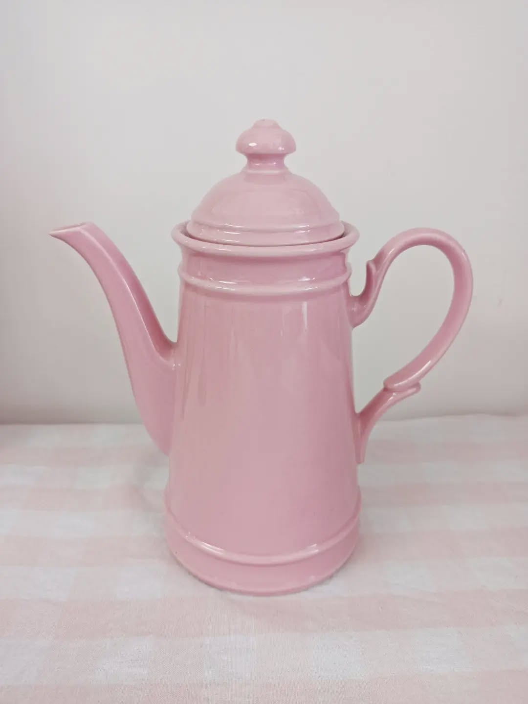 ☕ Rose, élégant et un brin rétro : voici un service à café qui met de bonne humeur rien qu’en le regardant.
Il se compose d’une cafetière et de 5 mazagrans en céramique rose coréenne, parfaits pour vos cafés du matin ou vos pauses gourmandes.
Un ensemble qui met à l'honneur un doux rose qui va bien au teint.
📏 Cafetière : 17,5 x 10 cm – H 19 cm
📏 Mazagran : Ø 6,4 cm – H 11,2 cm
⚖️ 1,5 kg
🏷️Prix : 35 € + frais de livraison.
📦 Retrait à l'atelier de Villeneuve d'Ascq, livraison possible sur la métropole lilloise ou envoi partout ailleurs !
#chineralille #ceramiquerose #serviceacafe #lesimparfaits #brocantelille