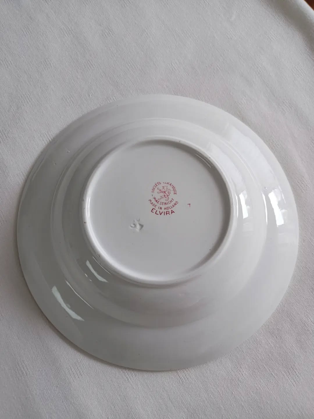 🌸 De la terre de fer comme on l’aime : élégante, intemporelle, et prête à reprendre place à table.
Voici un lot de 6 assiettes creuses modèle Elvira, de la société céramique de Maestricht.
Un décor rose délicat accompagné d’un filé doré sur le pourtour qui apporte juste ce qu’il faut de raffinement — parfait pour une table classique, romantique ou simplement pour sublimer une portion de pâtes !
🔎 Faïence terre de fer
👉 Décor Elvira de la faïencerie Société céramique de Maestricht.
👌 Excellent état
📏 Diamètre 23,3 cm – hauteur 4,5 cm
⚖️ 2,5 kg
🏷️ 48 € le lot + frais de livraison.
📦 Retrait à l'atelier de Villeneuve d'Ascq, livraison possible sur la métropole lilloise ou envoi partout ailleurs !
#terredefer #vaisselleancienne #tablevintage #lesimparfaits #brocantepoétique