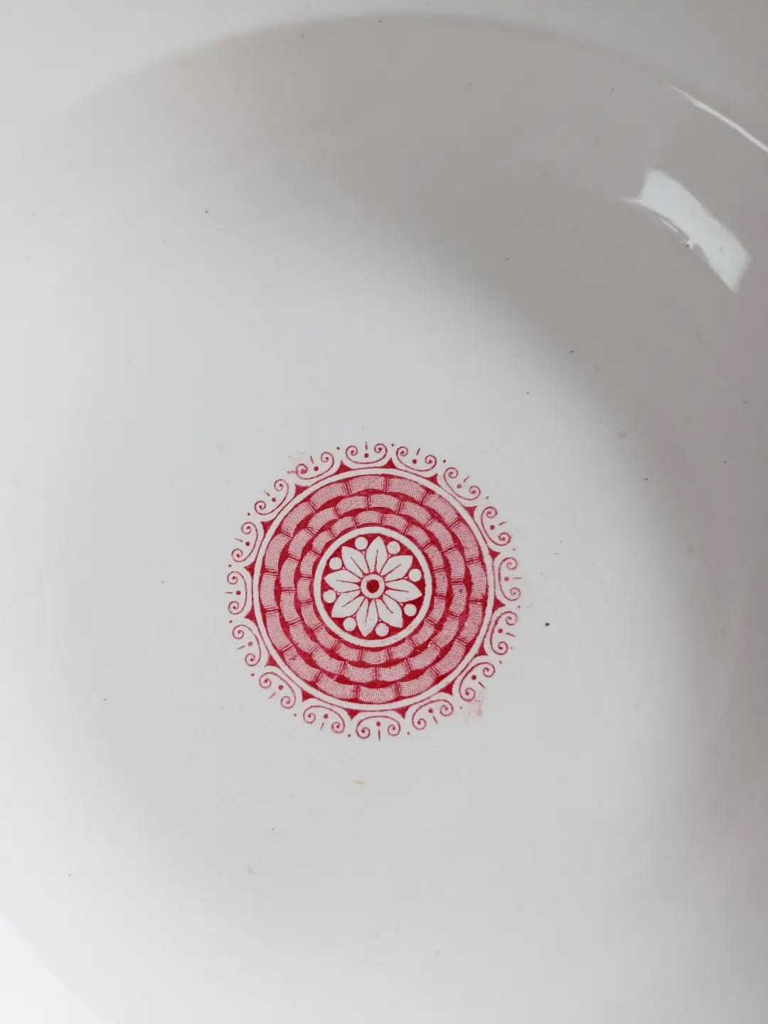 🌸 De la terre de fer comme on l’aime : élégante, intemporelle, et prête à reprendre place à table.
Voici un lot de 6 assiettes creuses modèle Elvira, de la société céramique de Maestricht.
Un décor rose délicat accompagné d’un filé doré sur le pourtour qui apporte juste ce qu’il faut de raffinement — parfait pour une table classique, romantique ou simplement pour sublimer une portion de pâtes !
🔎 Faïence terre de fer
👉 Décor Elvira de la faïencerie Société céramique de Maestricht.
👌 Excellent état
📏 Diamètre 23,3 cm – hauteur 4,5 cm
⚖️ 2,5 kg
🏷️ 48 € le lot + frais de livraison.
📦 Retrait à l'atelier de Villeneuve d'Ascq, livraison possible sur la métropole lilloise ou envoi partout ailleurs !
#terredefer #vaisselleancienne #tablevintage #lesimparfaits #brocantepoétique