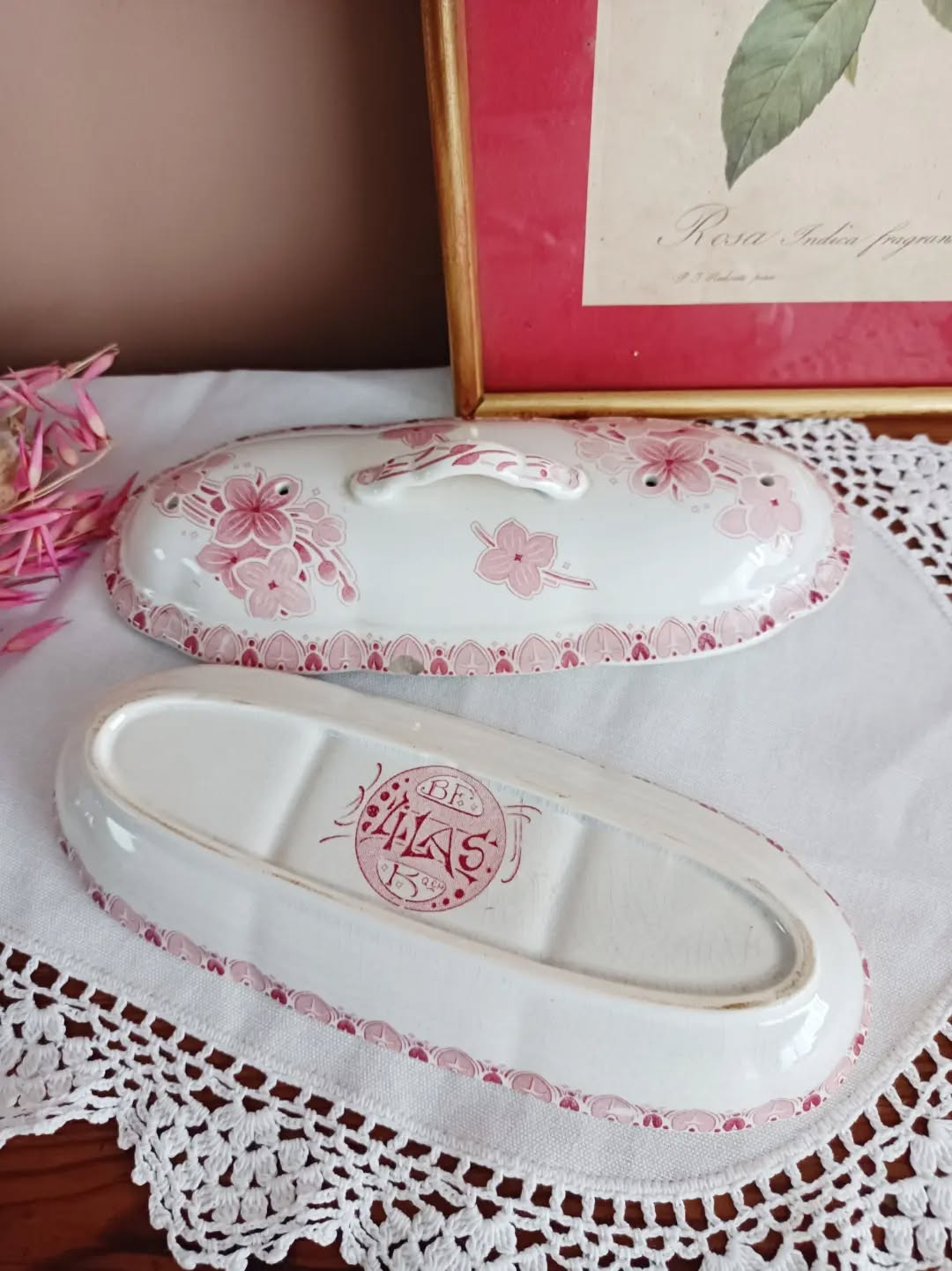 🛁 Un petit bijou de salle de bain comme on n’en fait plus…
Voici une boîte porte-savon / porte-peigne BFK, modèle Lilas, en faïence terre de fer blanche au délicat décor floral rose.
Signée de la faïencerie belge Boch Frères Keramis, elle donnera du charme facilement à une salle de bain un peu trop sage. Mais elle pourra aussi être détournée de nombreuses façons : vide poche, boîte à bijoux, bonbonnière, etc...
A vous d'adapter son usage selon vos besoins !
🔎 Bon état général, avec deux petits éclats sur le couvercle au niveau de la frise. Ça n'enlève son charme, mais je préfère toujours vous le dire.
📏 24 x 10 cm
📐 Hauteur 8,5 cm
⚖️ 0,5 kg
🏷️ Prix : 35 € + frais de livraison
📦 Retrait à l'atelier de Villeneuve d'Ascq, livraison possible sur la métropole lilloise ou envoi partout ailleurs !
#bochfreres #terredefer #vaisselleancienne #lesimparfaits #faience