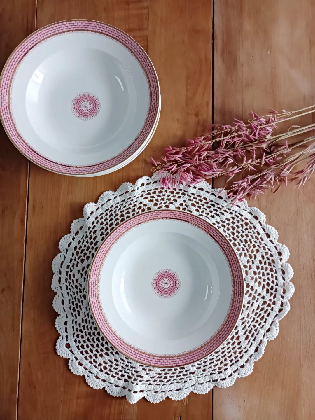 🌸 De la terre de fer comme on l’aime : élégante, intemporelle, et prête à reprendre place à table.
Voici un lot de 6 assiettes creuses modèle Elvira, de la société céramique de Maestricht.
Un décor rose délicat accompagné d’un filé doré sur le pourtour qui apporte juste ce qu’il faut de raffinement — parfait pour une table classique, romantique ou simplement pour sublimer une portion de pâtes !
🔎 Faïence terre de fer
👉 Décor Elvira de la faïencerie Société céramique de Maestricht.
👌 Excellent état
📏 Diamètre 23,3 cm – hauteur 4,5 cm
⚖️ 2,5 kg
🏷️ 48 € le lot + frais de livraison.
📦 Retrait à l'atelier de Villeneuve d'Ascq, livraison possible sur la métropole lilloise ou envoi partout ailleurs !
#terredefer #vaisselleancienne #tablevintage #lesimparfaits #brocantepoétique