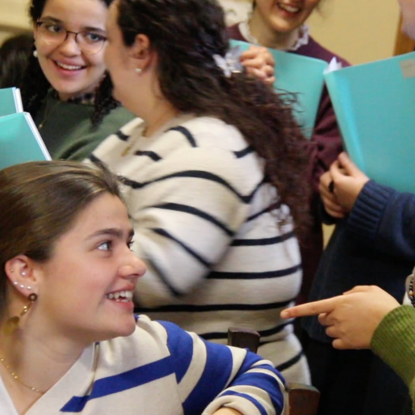 🎶 Recap del primer ensayo del coro de la JEMJ
El 6 de marzo de 2026 arrancamos el primer ensayo del coro durante todo el fin de semana: reencuentros, caras nuevas y muchas ganas de música.
🙌 Cerca de 60 jóvenes, entre cantantes e instrumentistas, siguen dando forma a un proyecto que crece cada año y que une un profundo sentido litúrgico con un estilo joven.
🎻 Este año además ampliamos la parte instrumental con violines, violas, violonchelos, guitarras, oboe y flauta, además del piano.
✨ ¡Esto no ha hecho más que empezar!
👉 Los que estuvisteis el año pasado… ¿qué fue lo que más os gustó?
#JEMJ #Recap #CoroJEMJ #MúsicaQueEvangeliza