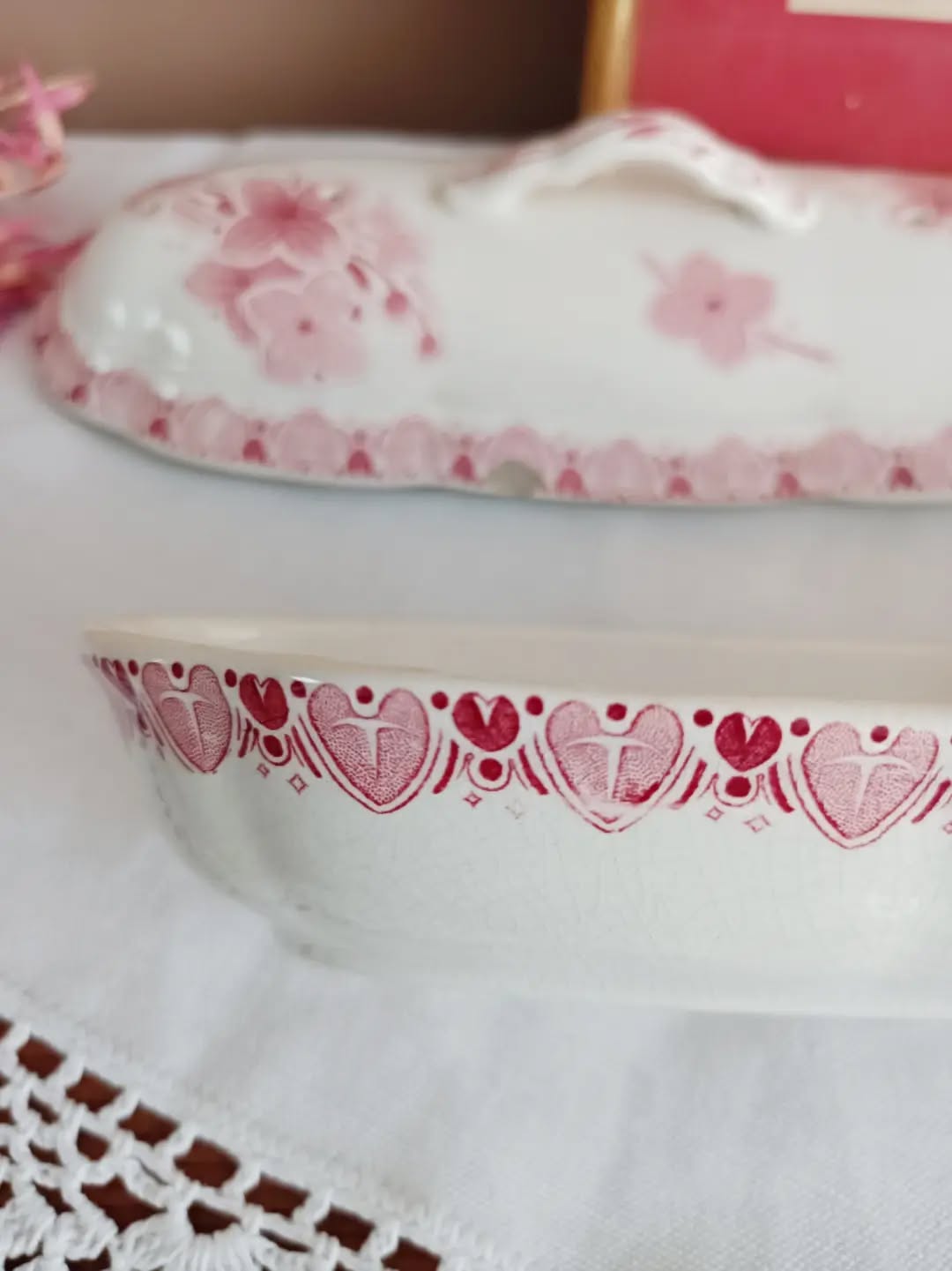 🛁 Un petit bijou de salle de bain comme on n’en fait plus…
Voici une boîte porte-savon / porte-peigne BFK, modèle Lilas, en faïence terre de fer blanche au délicat décor floral rose.
Signée de la faïencerie belge Boch Frères Keramis, elle donnera du charme facilement à une salle de bain un peu trop sage. Mais elle pourra aussi être détournée de nombreuses façons : vide poche, boîte à bijoux, bonbonnière, etc...
A vous d'adapter son usage selon vos besoins !
🔎 Bon état général, avec deux petits éclats sur le couvercle au niveau de la frise. Ça n'enlève son charme, mais je préfère toujours vous le dire.
📏 24 x 10 cm
📐 Hauteur 8,5 cm
⚖️ 0,5 kg
🏷️ Prix : 35 € + frais de livraison
📦 Retrait à l'atelier de Villeneuve d'Ascq, livraison possible sur la métropole lilloise ou envoi partout ailleurs !
#bochfreres #terredefer #vaisselleancienne #lesimparfaits #faience