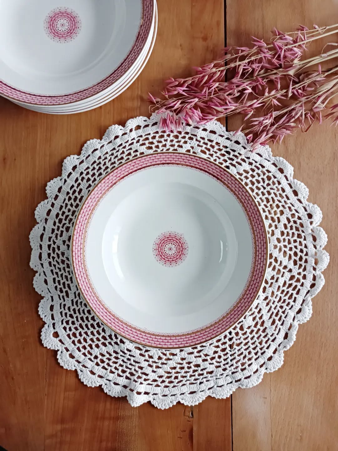 🌸 De la terre de fer comme on l’aime : élégante, intemporelle, et prête à reprendre place à table.
Voici un lot de 6 assiettes creuses modèle Elvira, de la société céramique de Maestricht.
Un décor rose délicat accompagné d’un filé doré sur le pourtour qui apporte juste ce qu’il faut de raffinement — parfait pour une table classique, romantique ou simplement pour sublimer une portion de pâtes !
🔎 Faïence terre de fer
👉 Décor Elvira de la faïencerie Société céramique de Maestricht.
👌 Excellent état
📏 Diamètre 23,3 cm – hauteur 4,5 cm
⚖️ 2,5 kg
🏷️ 48 € le lot + frais de livraison.
📦 Retrait à l'atelier de Villeneuve d'Ascq, livraison possible sur la métropole lilloise ou envoi partout ailleurs !
#terredefer #vaisselleancienne #tablevintage #lesimparfaits #brocantepoétique