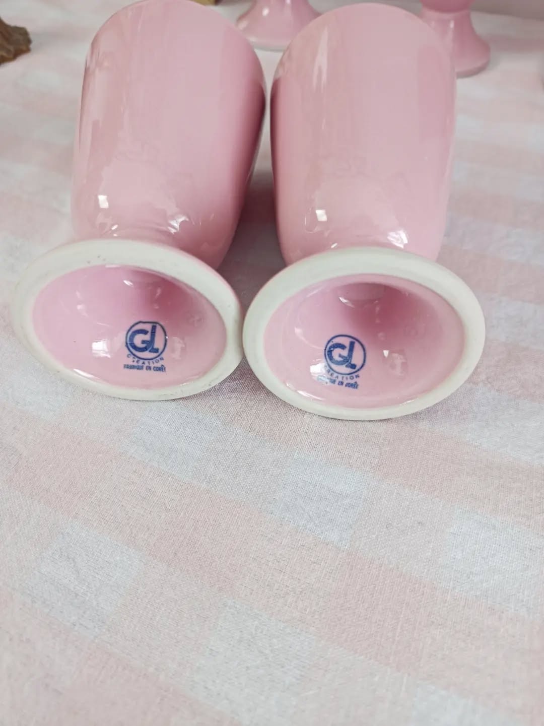 ☕ Rose, élégant et un brin rétro : voici un service à café qui met de bonne humeur rien qu’en le regardant.
Il se compose d’une cafetière et de 5 mazagrans en céramique rose coréenne, parfaits pour vos cafés du matin ou vos pauses gourmandes.
Un ensemble qui met à l'honneur un doux rose qui va bien au teint.
📏 Cafetière : 17,5 x 10 cm – H 19 cm
📏 Mazagran : Ø 6,4 cm – H 11,2 cm
⚖️ 1,5 kg
🏷️Prix : 35 € + frais de livraison.
📦 Retrait à l'atelier de Villeneuve d'Ascq, livraison possible sur la métropole lilloise ou envoi partout ailleurs !
#chineralille #ceramiquerose #serviceacafe #lesimparfaits #brocantelille