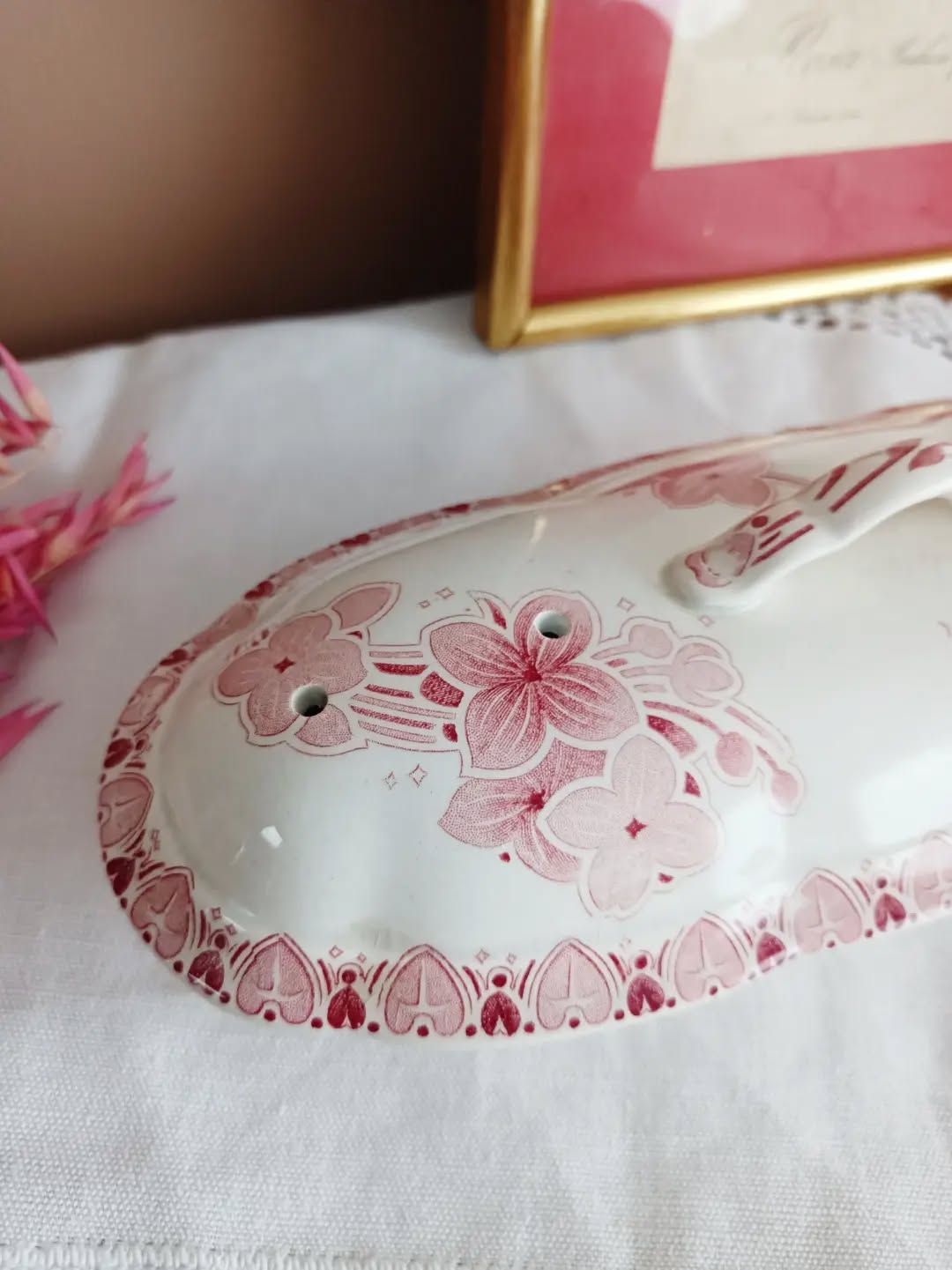 🛁 Un petit bijou de salle de bain comme on n’en fait plus…
Voici une boîte porte-savon / porte-peigne BFK, modèle Lilas, en faïence terre de fer blanche au délicat décor floral rose.
Signée de la faïencerie belge Boch Frères Keramis, elle donnera du charme facilement à une salle de bain un peu trop sage. Mais elle pourra aussi être détournée de nombreuses façons : vide poche, boîte à bijoux, bonbonnière, etc...
A vous d'adapter son usage selon vos besoins !
🔎 Bon état général, avec deux petits éclats sur le couvercle au niveau de la frise. Ça n'enlève son charme, mais je préfère toujours vous le dire.
📏 24 x 10 cm
📐 Hauteur 8,5 cm
⚖️ 0,5 kg
🏷️ Prix : 35 € + frais de livraison
📦 Retrait à l'atelier de Villeneuve d'Ascq, livraison possible sur la métropole lilloise ou envoi partout ailleurs !
#bochfreres #terredefer #vaisselleancienne #lesimparfaits #faience