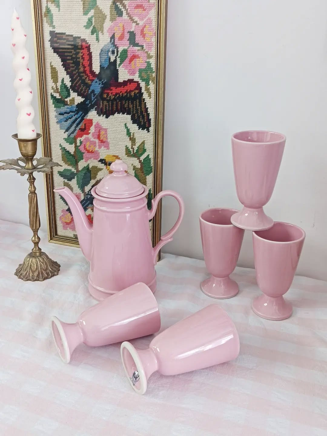 ☕ Rose, élégant et un brin rétro : voici un service à café qui met de bonne humeur rien qu’en le regardant.
Il se compose d’une cafetière et de 5 mazagrans en céramique rose coréenne, parfaits pour vos cafés du matin ou vos pauses gourmandes.
Un ensemble qui met à l'honneur un doux rose qui va bien au teint.
📏 Cafetière : 17,5 x 10 cm – H 19 cm
📏 Mazagran : Ø 6,4 cm – H 11,2 cm
⚖️ 1,5 kg
🏷️Prix : 35 € + frais de livraison.
📦 Retrait à l'atelier de Villeneuve d'Ascq, livraison possible sur la métropole lilloise ou envoi partout ailleurs !
#chineralille #ceramiquerose #serviceacafe #lesimparfaits #brocantelille