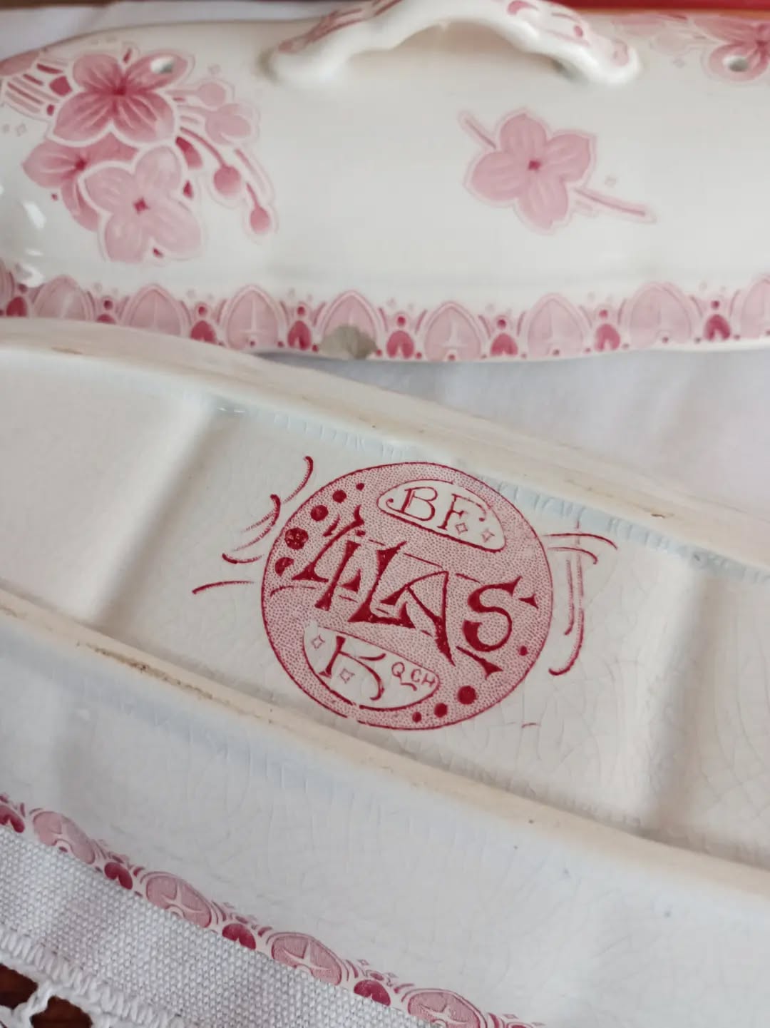 🛁 Un petit bijou de salle de bain comme on n’en fait plus…
Voici une boîte porte-savon / porte-peigne BFK, modèle Lilas, en faïence terre de fer blanche au délicat décor floral rose.
Signée de la faïencerie belge Boch Frères Keramis, elle donnera du charme facilement à une salle de bain un peu trop sage. Mais elle pourra aussi être détournée de nombreuses façons : vide poche, boîte à bijoux, bonbonnière, etc...
A vous d'adapter son usage selon vos besoins !
🔎 Bon état général, avec deux petits éclats sur le couvercle au niveau de la frise. Ça n'enlève son charme, mais je préfère toujours vous le dire.
📏 24 x 10 cm
📐 Hauteur 8,5 cm
⚖️ 0,5 kg
🏷️ Prix : 35 € + frais de livraison
📦 Retrait à l'atelier de Villeneuve d'Ascq, livraison possible sur la métropole lilloise ou envoi partout ailleurs !
#bochfreres #terredefer #vaisselleancienne #lesimparfaits #faience