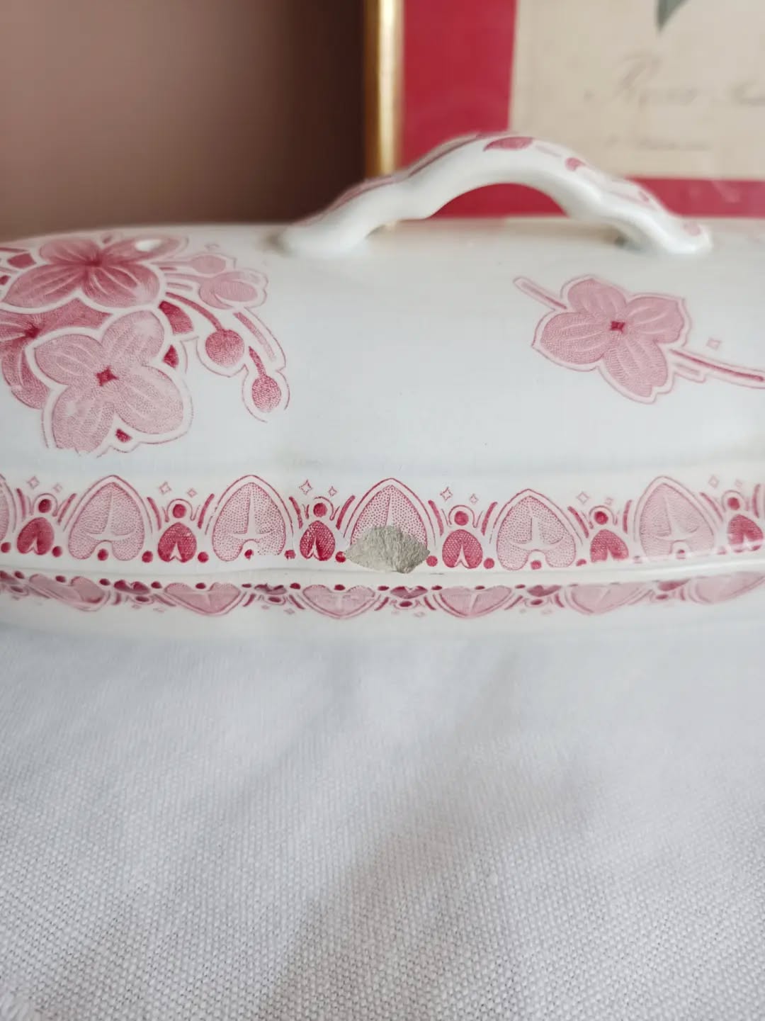 🛁 Un petit bijou de salle de bain comme on n’en fait plus…
Voici une boîte porte-savon / porte-peigne BFK, modèle Lilas, en faïence terre de fer blanche au délicat décor floral rose.
Signée de la faïencerie belge Boch Frères Keramis, elle donnera du charme facilement à une salle de bain un peu trop sage. Mais elle pourra aussi être détournée de nombreuses façons : vide poche, boîte à bijoux, bonbonnière, etc...
A vous d'adapter son usage selon vos besoins !
🔎 Bon état général, avec deux petits éclats sur le couvercle au niveau de la frise. Ça n'enlève son charme, mais je préfère toujours vous le dire.
📏 24 x 10 cm
📐 Hauteur 8,5 cm
⚖️ 0,5 kg
🏷️ Prix : 35 € + frais de livraison
📦 Retrait à l'atelier de Villeneuve d'Ascq, livraison possible sur la métropole lilloise ou envoi partout ailleurs !
#bochfreres #terredefer #vaisselleancienne #lesimparfaits #faience