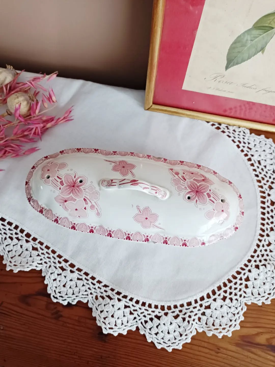 🛁 Un petit bijou de salle de bain comme on n’en fait plus…
Voici une boîte porte-savon / porte-peigne BFK, modèle Lilas, en faïence terre de fer blanche au délicat décor floral rose.
Signée de la faïencerie belge Boch Frères Keramis, elle donnera du charme facilement à une salle de bain un peu trop sage. Mais elle pourra aussi être détournée de nombreuses façons : vide poche, boîte à bijoux, bonbonnière, etc...
A vous d'adapter son usage selon vos besoins !
🔎 Bon état général, avec deux petits éclats sur le couvercle au niveau de la frise. Ça n'enlève son charme, mais je préfère toujours vous le dire.
📏 24 x 10 cm
📐 Hauteur 8,5 cm
⚖️ 0,5 kg
🏷️ Prix : 35 € + frais de livraison
📦 Retrait à l'atelier de Villeneuve d'Ascq, livraison possible sur la métropole lilloise ou envoi partout ailleurs !
#bochfreres #terredefer #vaisselleancienne #lesimparfaits #faience