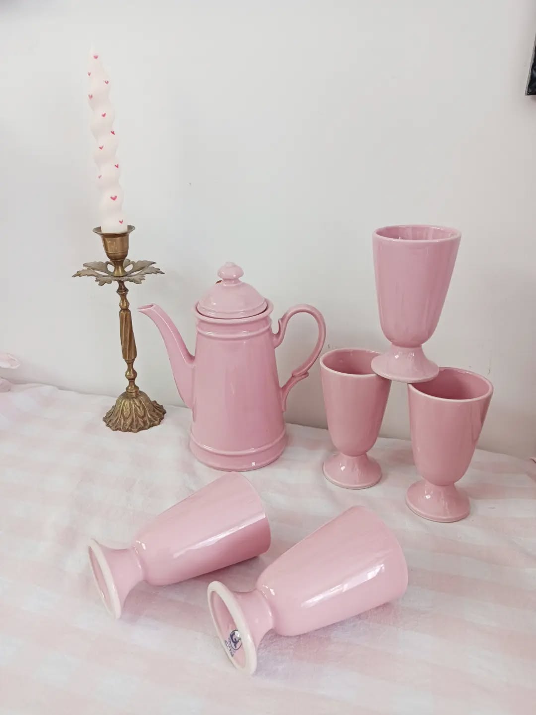 ☕ Rose, élégant et un brin rétro : voici un service à café qui met de bonne humeur rien qu’en le regardant.
Il se compose d’une cafetière et de 5 mazagrans en céramique rose coréenne, parfaits pour vos cafés du matin ou vos pauses gourmandes.
Un ensemble qui met à l'honneur un doux rose qui va bien au teint.
📏 Cafetière : 17,5 x 10 cm – H 19 cm
📏 Mazagran : Ø 6,4 cm – H 11,2 cm
⚖️ 1,5 kg
🏷️Prix : 35 € + frais de livraison.
📦 Retrait à l'atelier de Villeneuve d'Ascq, livraison possible sur la métropole lilloise ou envoi partout ailleurs !
#chineralille #ceramiquerose #serviceacafe #lesimparfaits #brocantelille