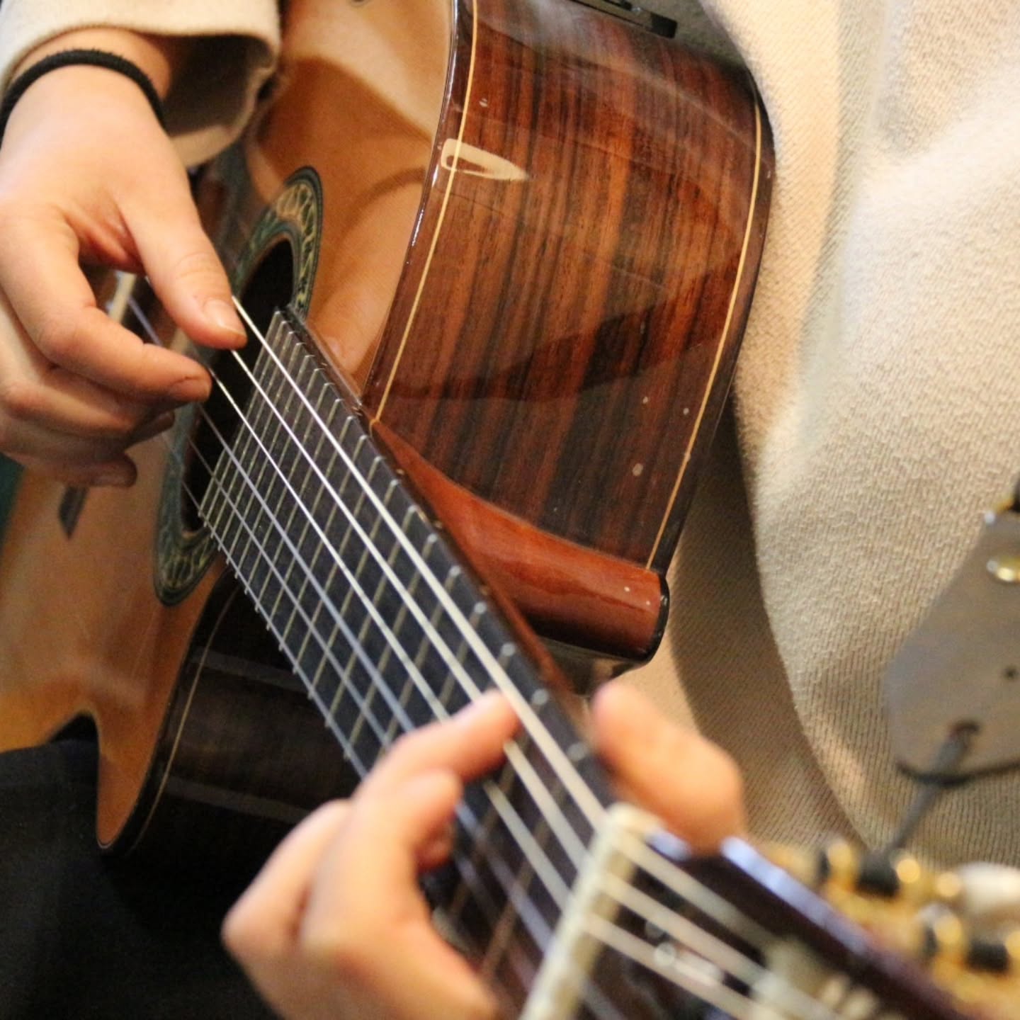 🎶 Recap del primer ensayo del coro de la JEMJ
El 6 de marzo de 2026 arrancamos el primer ensayo del coro durante todo el fin de semana: reencuentros, caras nuevas y muchas ganas de música.
🙌 Cerca de 60 jóvenes, entre cantantes e instrumentistas, siguen dando forma a un proyecto que crece cada año y que une un profundo sentido litúrgico con un estilo joven.
🎻 Este año además ampliamos la parte instrumental con violines, violas, violonchelos, guitarras, oboe y flauta, además del piano.
✨ ¡Esto no ha hecho más que empezar!
👉 Los que estuvisteis el año pasado… ¿qué fue lo que más os gustó?
#JEMJ #Recap #CoroJEMJ #MúsicaQueEvangeliza