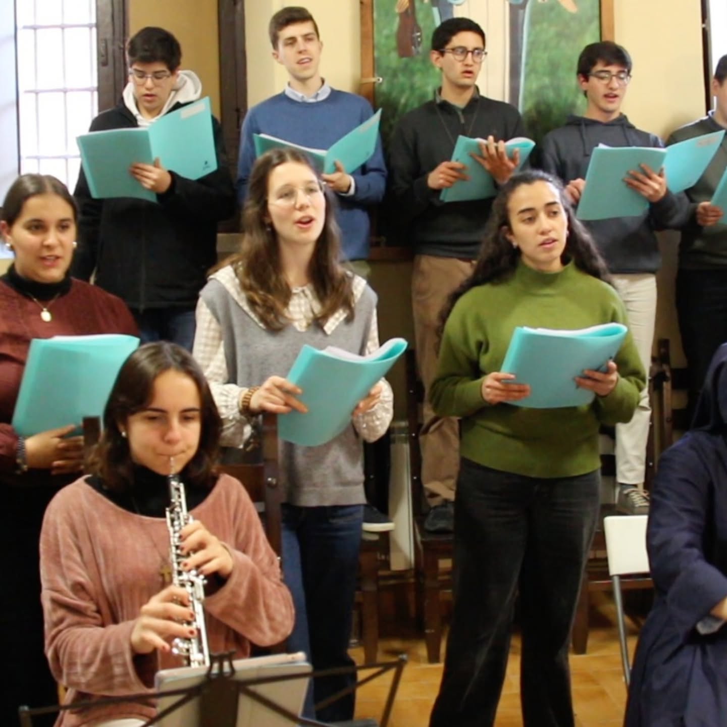🎶 Recap del primer ensayo del coro de la JEMJ
El 6 de marzo de 2026 arrancamos el primer ensayo del coro durante todo el fin de semana: reencuentros, caras nuevas y muchas ganas de música.
🙌 Cerca de 60 jóvenes, entre cantantes e instrumentistas, siguen dando forma a un proyecto que crece cada año y que une un profundo sentido litúrgico con un estilo joven.
🎻 Este año además ampliamos la parte instrumental con violines, violas, violonchelos, guitarras, oboe y flauta, además del piano.
✨ ¡Esto no ha hecho más que empezar!
👉 Los que estuvisteis el año pasado… ¿qué fue lo que más os gustó?
#JEMJ #Recap #CoroJEMJ #MúsicaQueEvangeliza