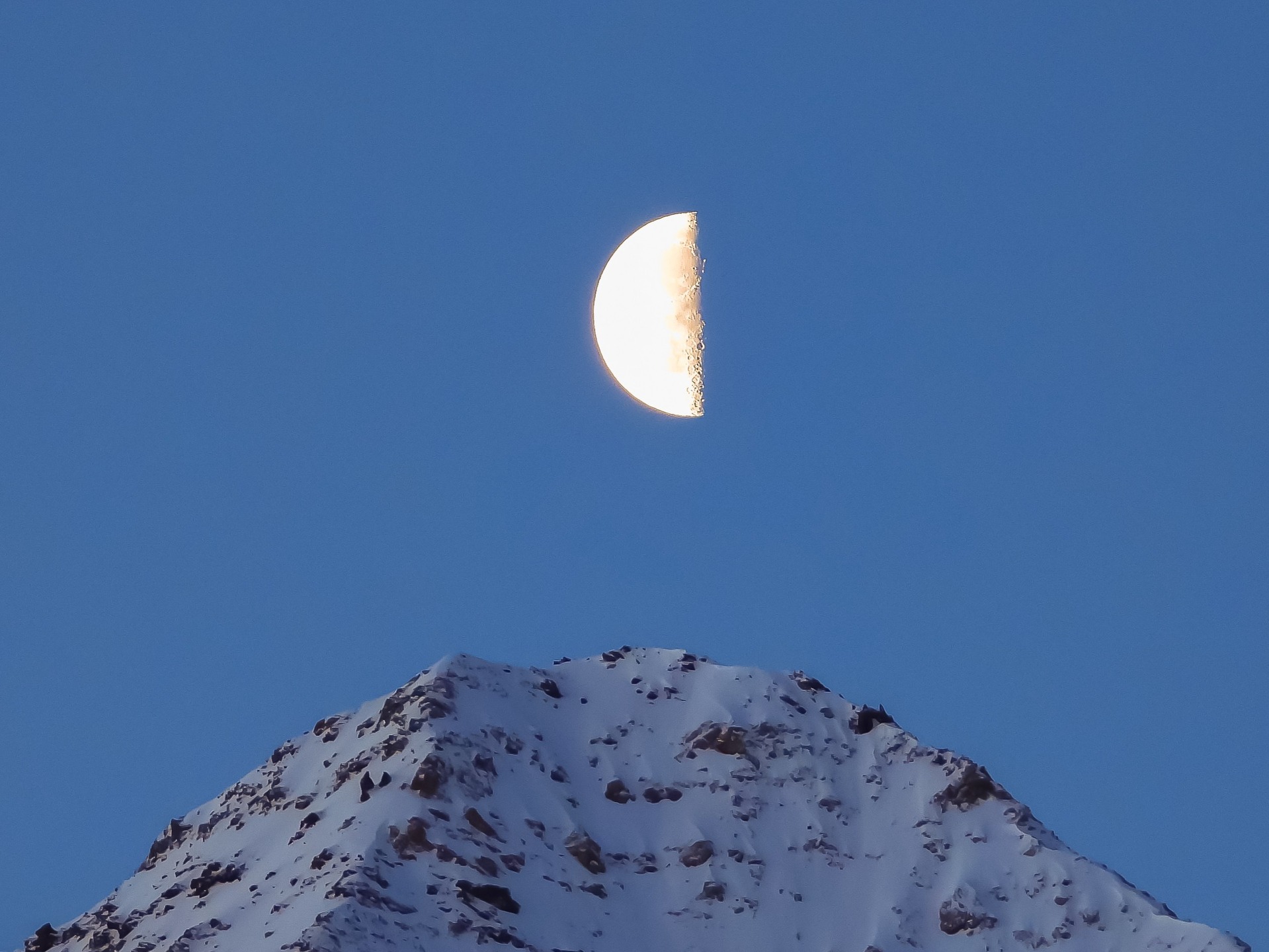 Une belle période en Anniviers, ensoleillée, sereine, un peu crémeuse certains jours. Dans un si lointain monde de brutes.