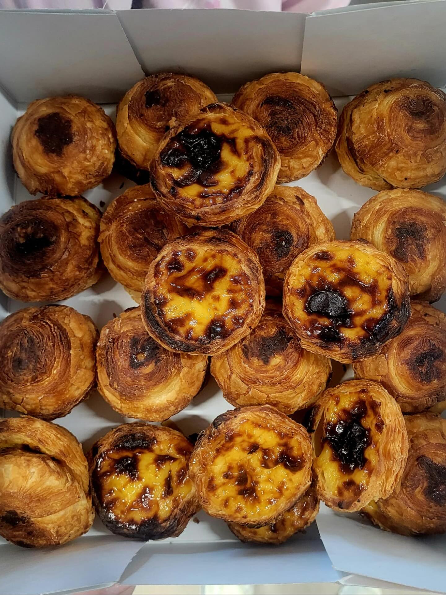 Hier après-midi, les enfants ont découvert le Portugal à travers un moment d’échange autour de la culture, de la nourriture et de la musique. 🇵🇹
Nous remercions Fabiana Leal (la maman de Kelly) pour sa présence et le partage de ce moments avec les enfants.
La découverte s’est terminée dans la bonne humeur avec un jeu de chaises musicales et l’écoute du Fado 🎶💃