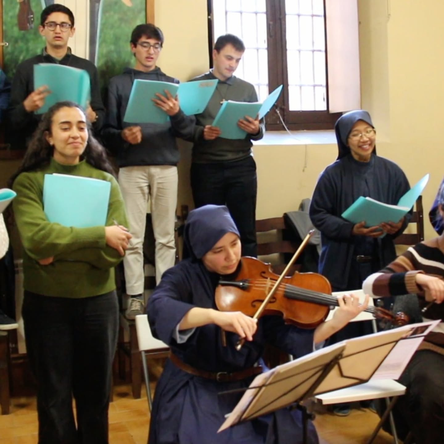 🎶 Recap del primer ensayo del coro de la JEMJ
El 6 de marzo de 2026 arrancamos el primer ensayo del coro durante todo el fin de semana: reencuentros, caras nuevas y muchas ganas de música.
🙌 Cerca de 60 jóvenes, entre cantantes e instrumentistas, siguen dando forma a un proyecto que crece cada año y que une un profundo sentido litúrgico con un estilo joven.
🎻 Este año además ampliamos la parte instrumental con violines, violas, violonchelos, guitarras, oboe y flauta, además del piano.
✨ ¡Esto no ha hecho más que empezar!
👉 Los que estuvisteis el año pasado… ¿qué fue lo que más os gustó?
#JEMJ #Recap #CoroJEMJ #MúsicaQueEvangeliza