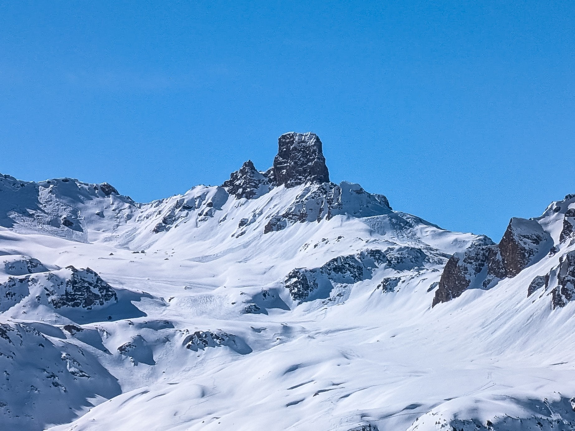 Une belle période en Anniviers, ensoleillée, sereine, un peu crémeuse certains jours. Dans un si lointain monde de brutes.