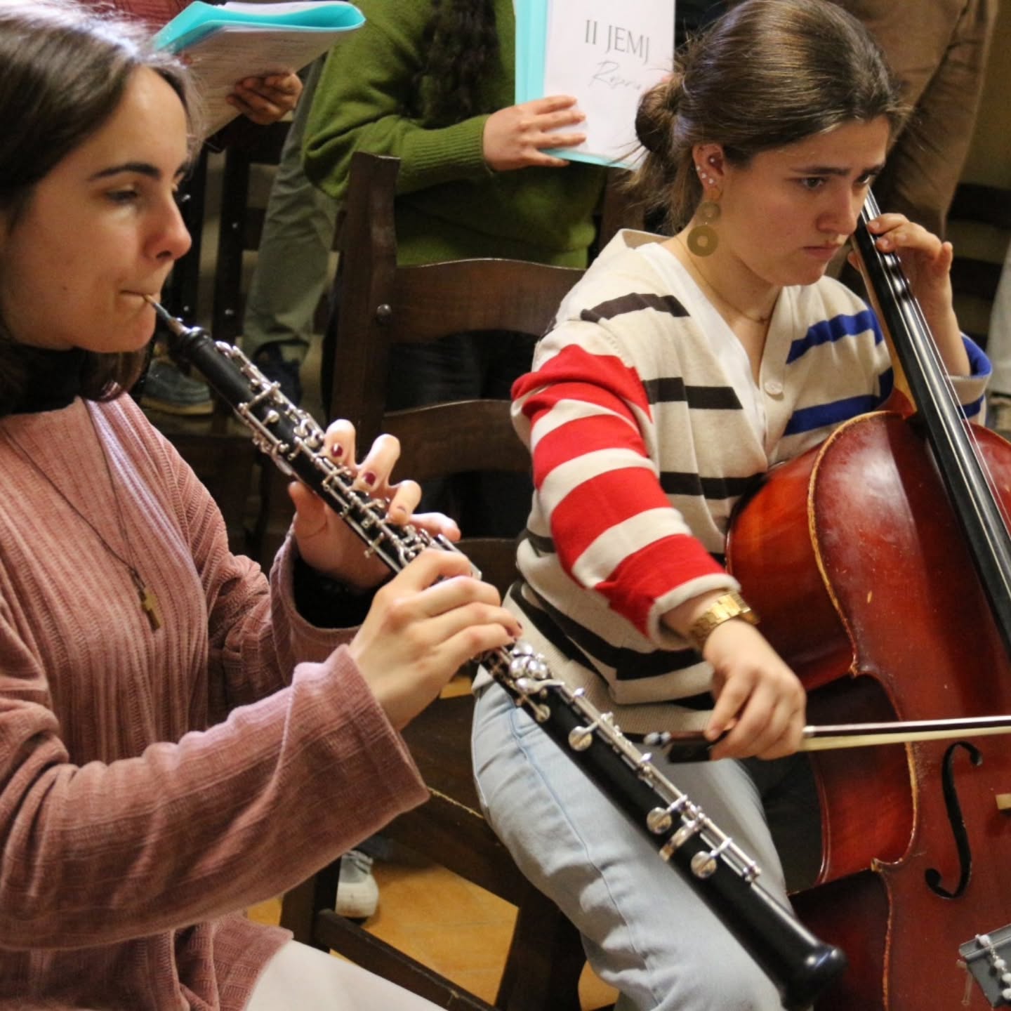 🎶 Recap del primer ensayo del coro de la JEMJ
El 6 de marzo de 2026 arrancamos el primer ensayo del coro durante todo el fin de semana: reencuentros, caras nuevas y muchas ganas de música.
🙌 Cerca de 60 jóvenes, entre cantantes e instrumentistas, siguen dando forma a un proyecto que crece cada año y que une un profundo sentido litúrgico con un estilo joven.
🎻 Este año además ampliamos la parte instrumental con violines, violas, violonchelos, guitarras, oboe y flauta, además del piano.
✨ ¡Esto no ha hecho más que empezar!
👉 Los que estuvisteis el año pasado… ¿qué fue lo que más os gustó?
#JEMJ #Recap #CoroJEMJ #MúsicaQueEvangeliza