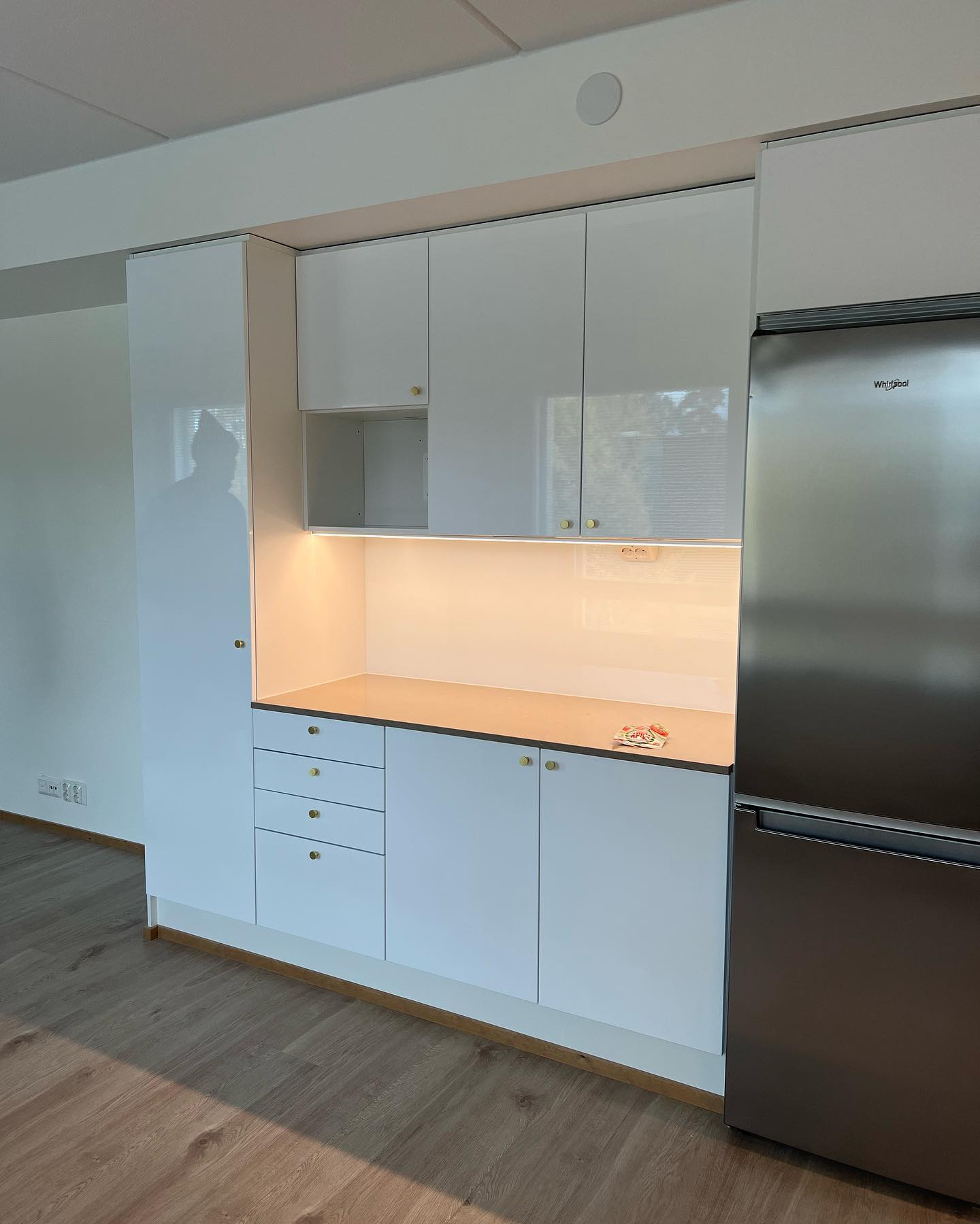 Espoon Olariin valmistui jälleen yksi kerrostalo meiltä, asuntoja oli tällä kertaa 78kpl ⚡️
#kerrostalo #valaistus #sähköasennus #uudiskohde #sähkö #electrician