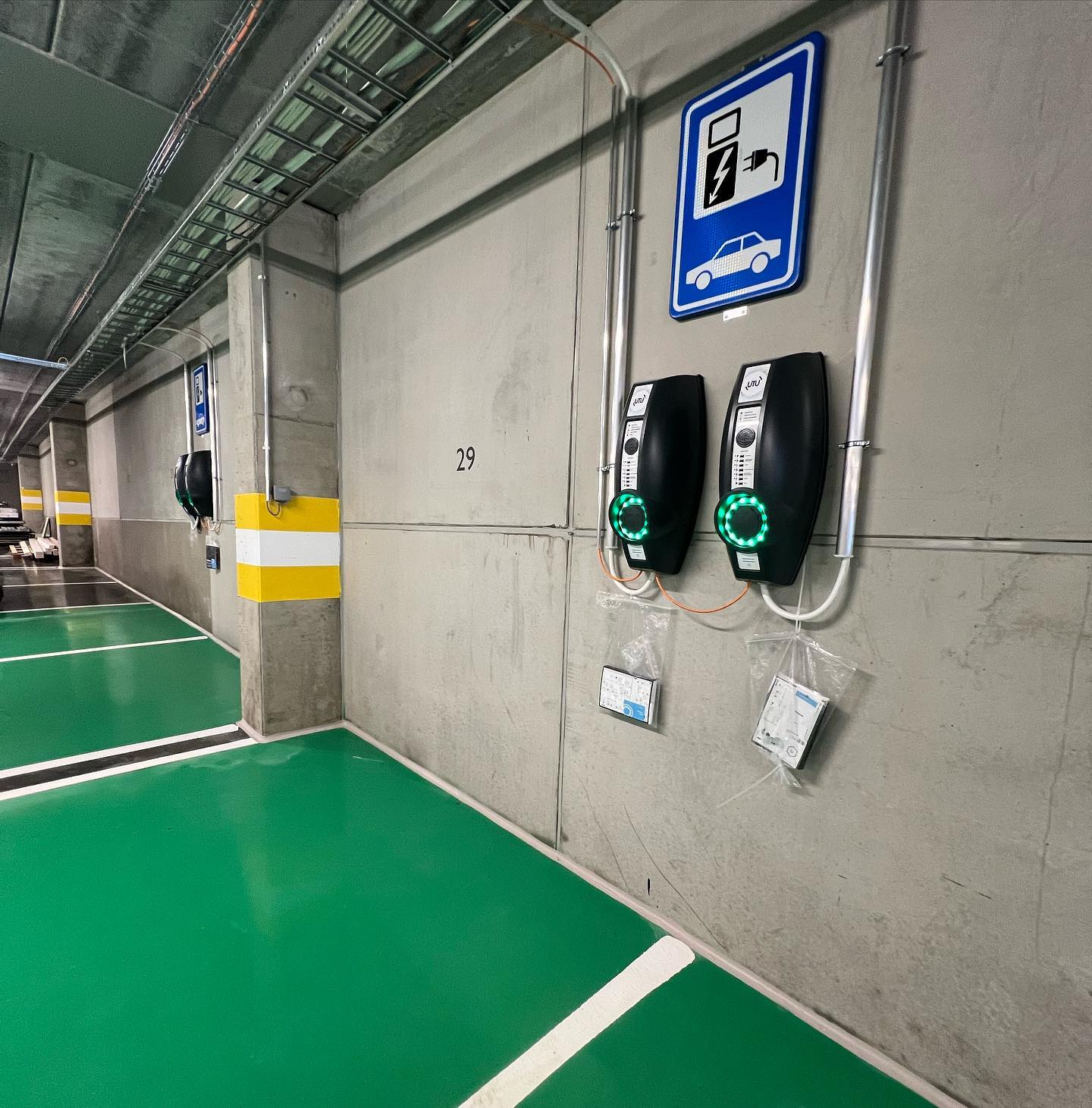 Latauspisteiden käyttöönottoa työmaalla ⚡️Meidän kautta sähköautojen latausasemat turvallisesti asennettuna!
#sähköasennus #utu #sähköauto #tesla #electricvehicle #ev #amprobe