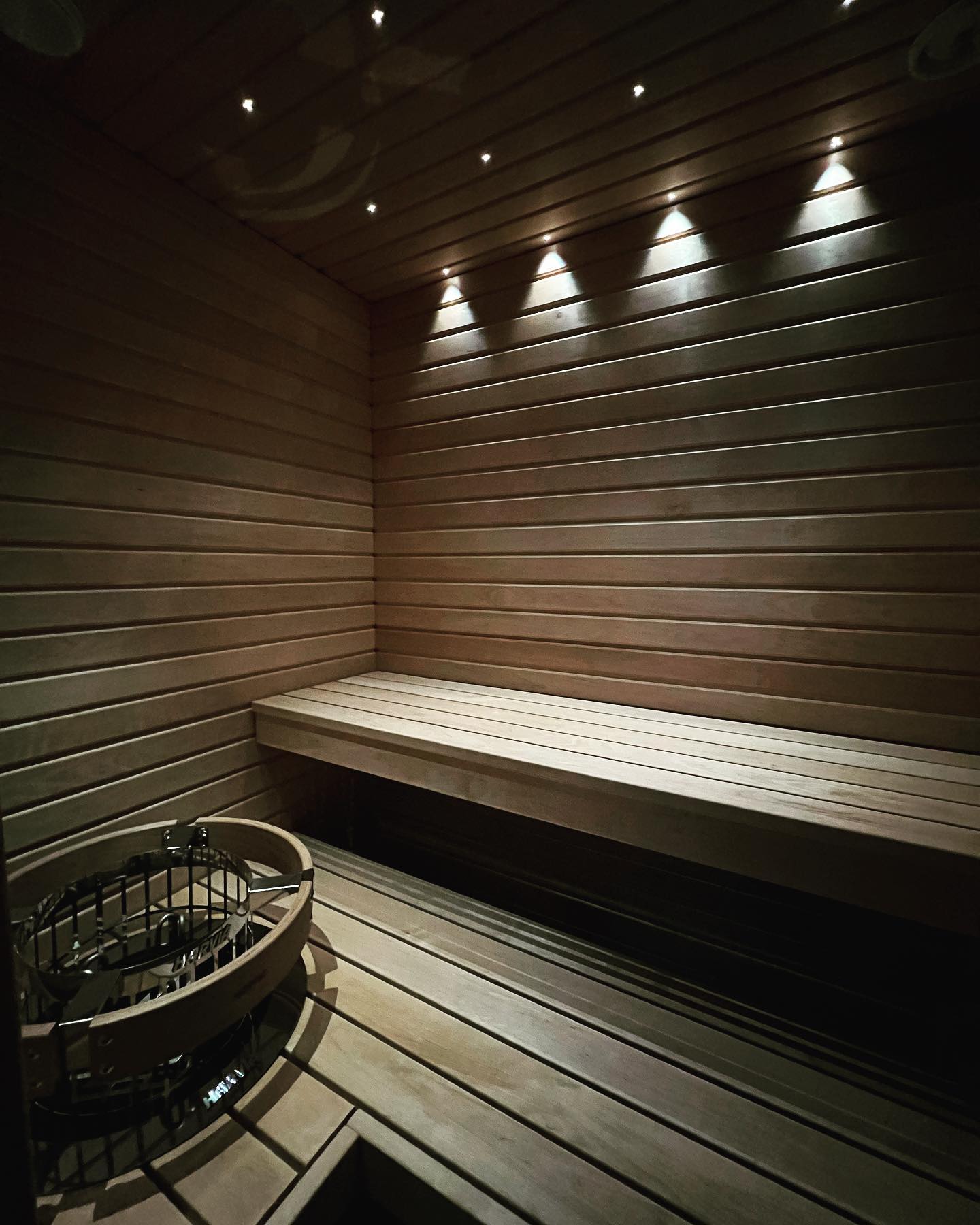 Alkaa olemaan taas yksi kerrostalo maaliviivalla ⚡️💡 #sähkö #sähköasennus #kerrostalo #sauna #led #socket #pistorasia #valaistus