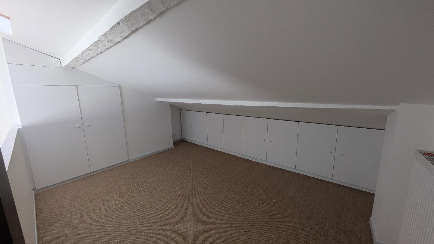 Placard sur mesure sous toit mansardé fait en MDF. ( Peint en blanc)