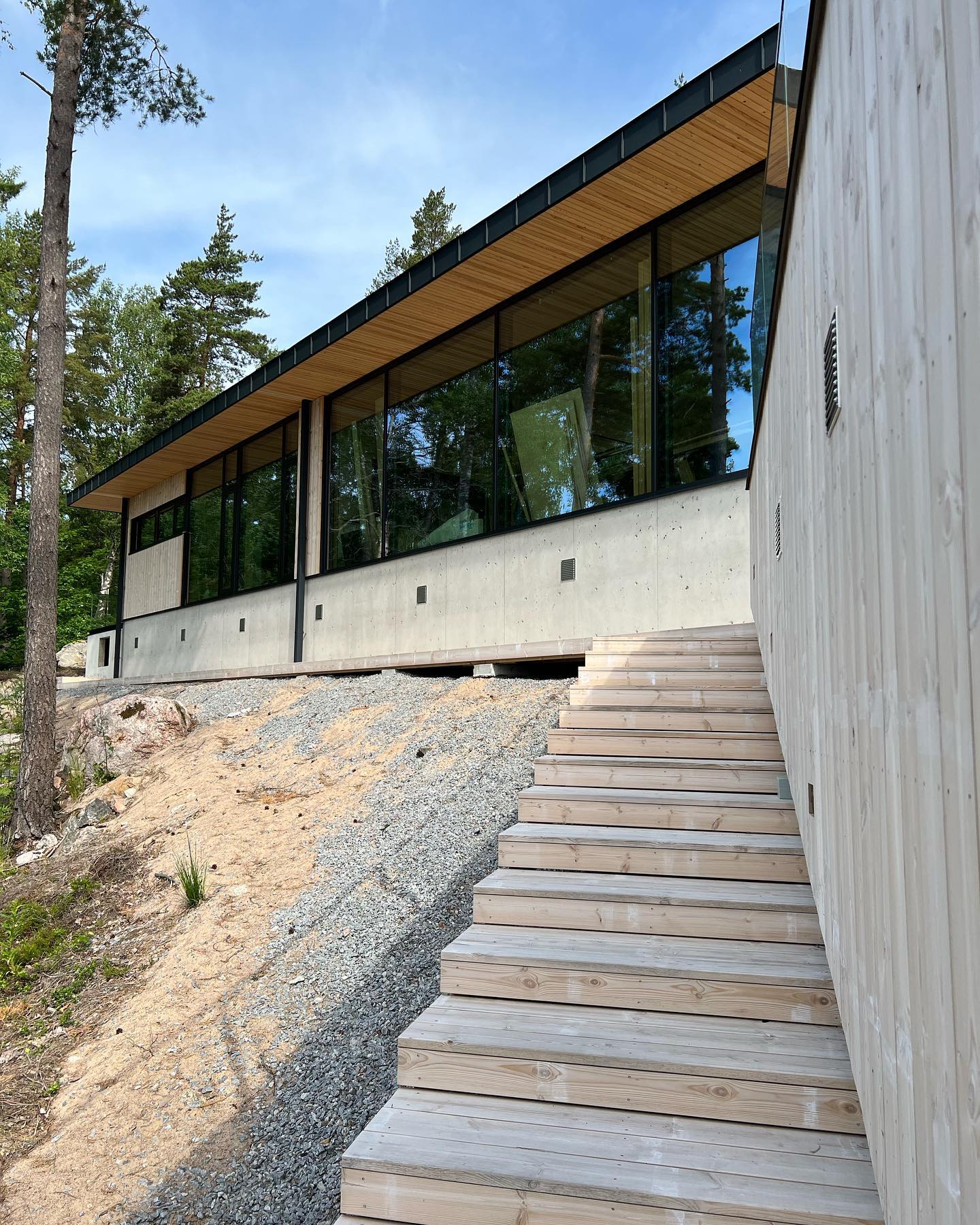 Upeisiin Lohjanjärven maisemiin valmistumassa mökki missä ei ole laadusta tingitty ! #sähköasentaja #gira #sähköasennus #sähkö