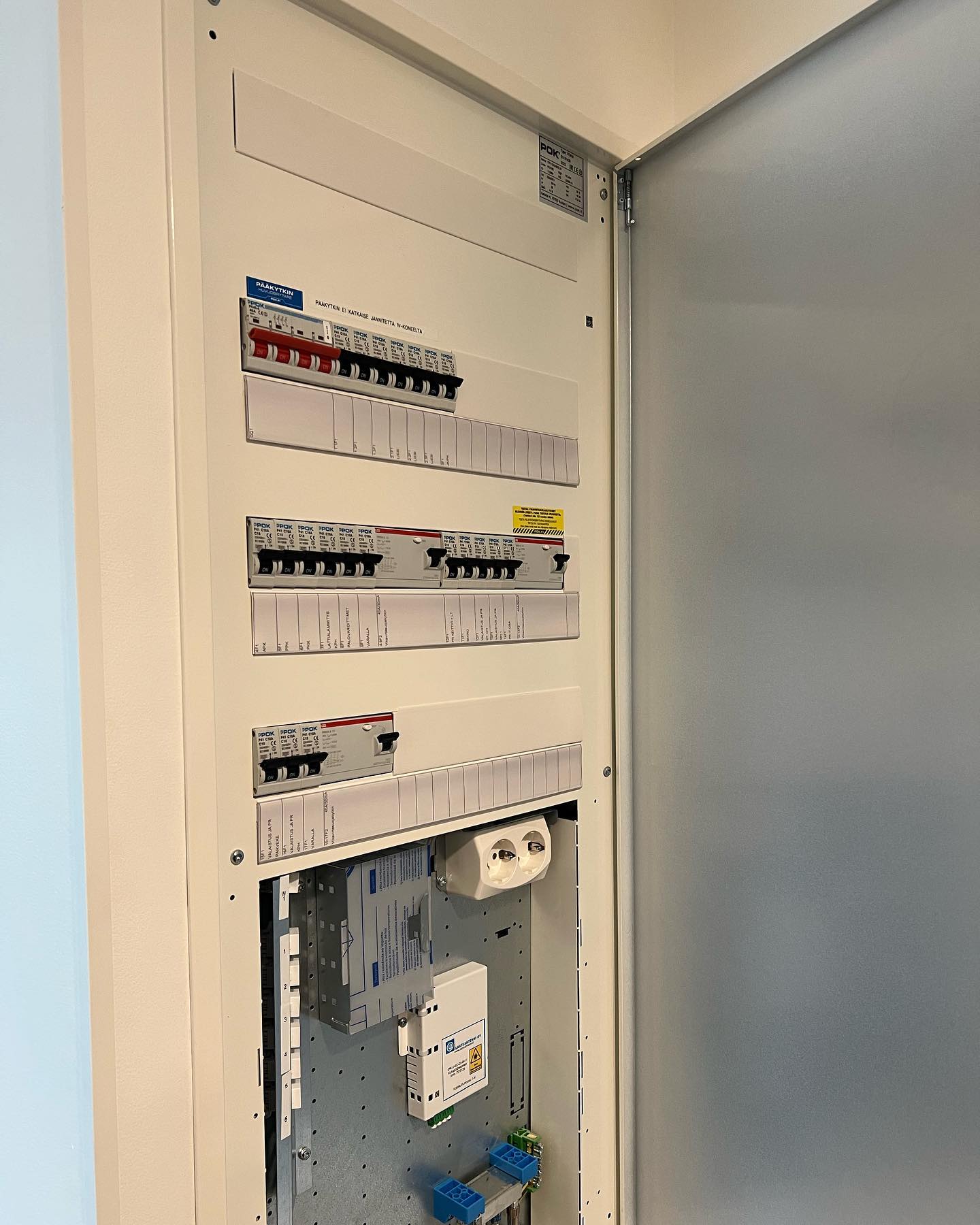 Espoon Olariin valmistui jälleen yksi kerrostalo meiltä, asuntoja oli tällä kertaa 78kpl ⚡️
#kerrostalo #valaistus #sähköasennus #uudiskohde #sähkö #electrician