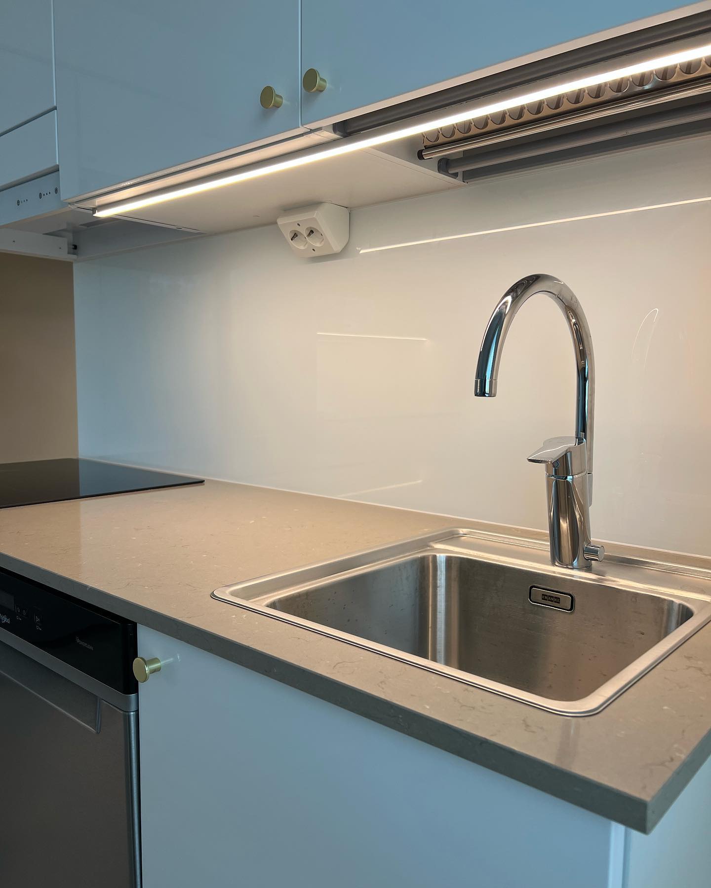 Espoon Olariin valmistui jälleen yksi kerrostalo meiltä, asuntoja oli tällä kertaa 78kpl ⚡️
#kerrostalo #valaistus #sähköasennus #uudiskohde #sähkö #electrician