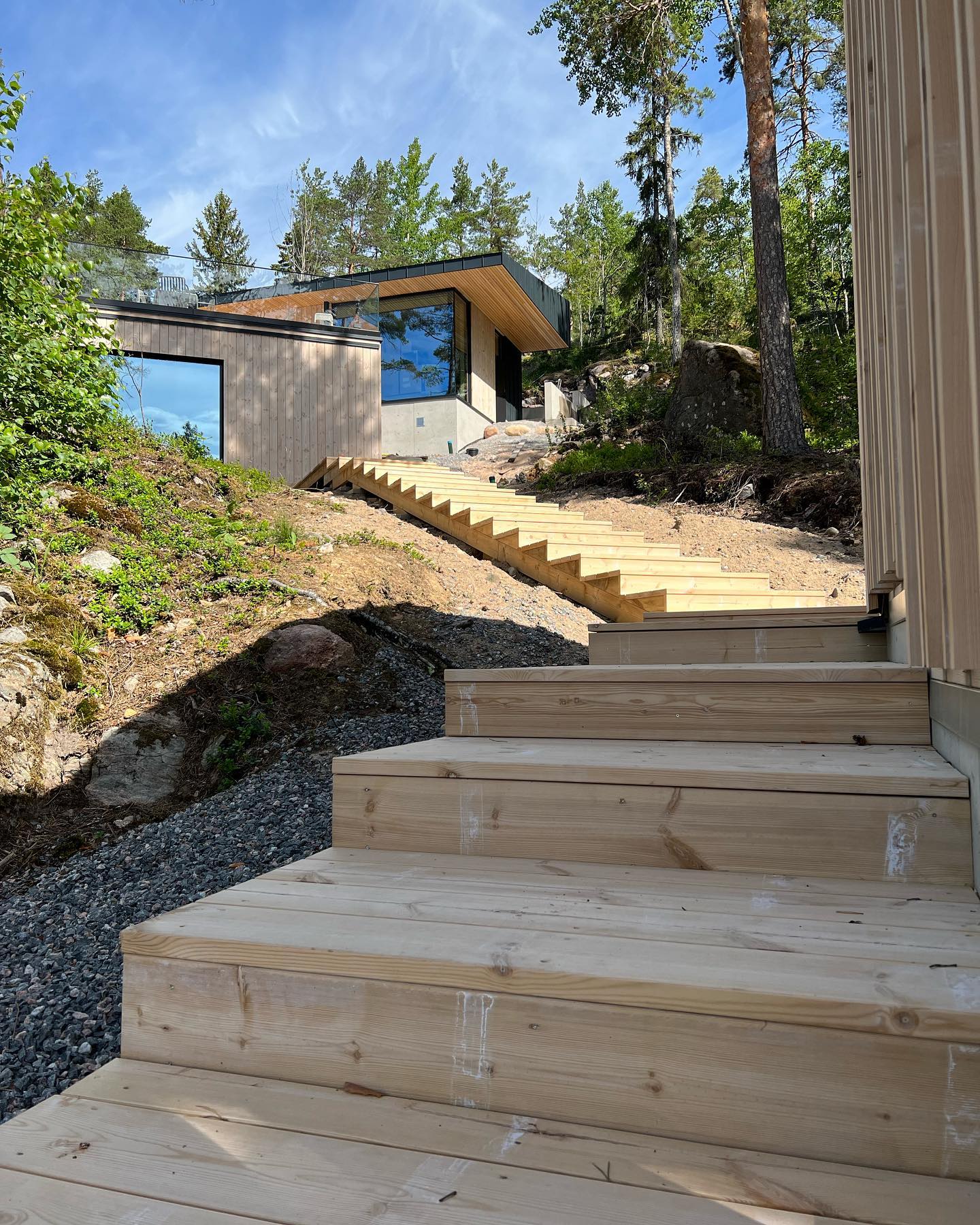 Upeisiin Lohjanjärven maisemiin valmistumassa mökki missä ei ole laadusta tingitty ! #sähköasentaja #gira #sähköasennus #sähkö