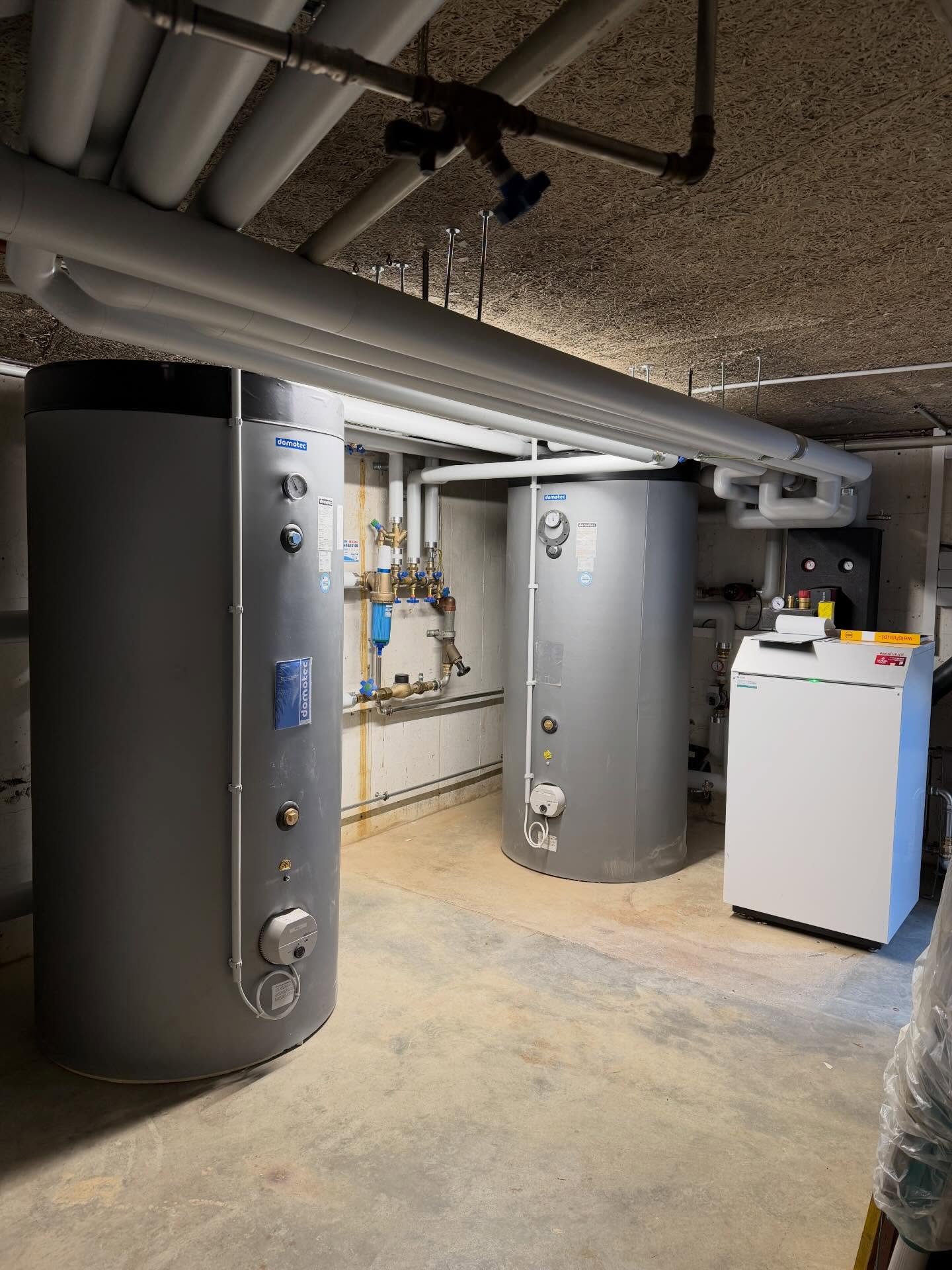 🔥 Heizungsmodernisierung erfolgreich abgeschlossen! 🔧✨
Dieses Projekt durften wir von Anfang bis Ende begleiten. Von der sorgfältigen Planung über die komplette Organisation aller Gewerke bis hin zur präzisen Umsetzung vor Ort. Das Ergebnis kann sich sehen lassen: eine moderne, effiziente und zukunftssichere Heizungsanlage, die optimal auf die Anforderungen abgestimmt ist.
Die bestehende Gasheizung wurde durch eine neue, deutlich effizientere Gasheizung von @weishaupt_ag ersetz.
Für die Trinkwassererwärmung kommt eine leistungsstarke @domotec_ag Wärmepumpe zum Einsatz, die nicht nur zuverlässig arbeitet, sondern auch einen wichtigen Beitrag zur Energieeffizienz leistet.
Solche Projekte zeigen, wie wichtig ein gutes Zusammenspiel aus Planung, Technik und sauberer Ausführung ist und genau dafür stehen wir. 💪
#Heizung #Sanierung #Wärmepumpe #Energieeffizienz #sanitär