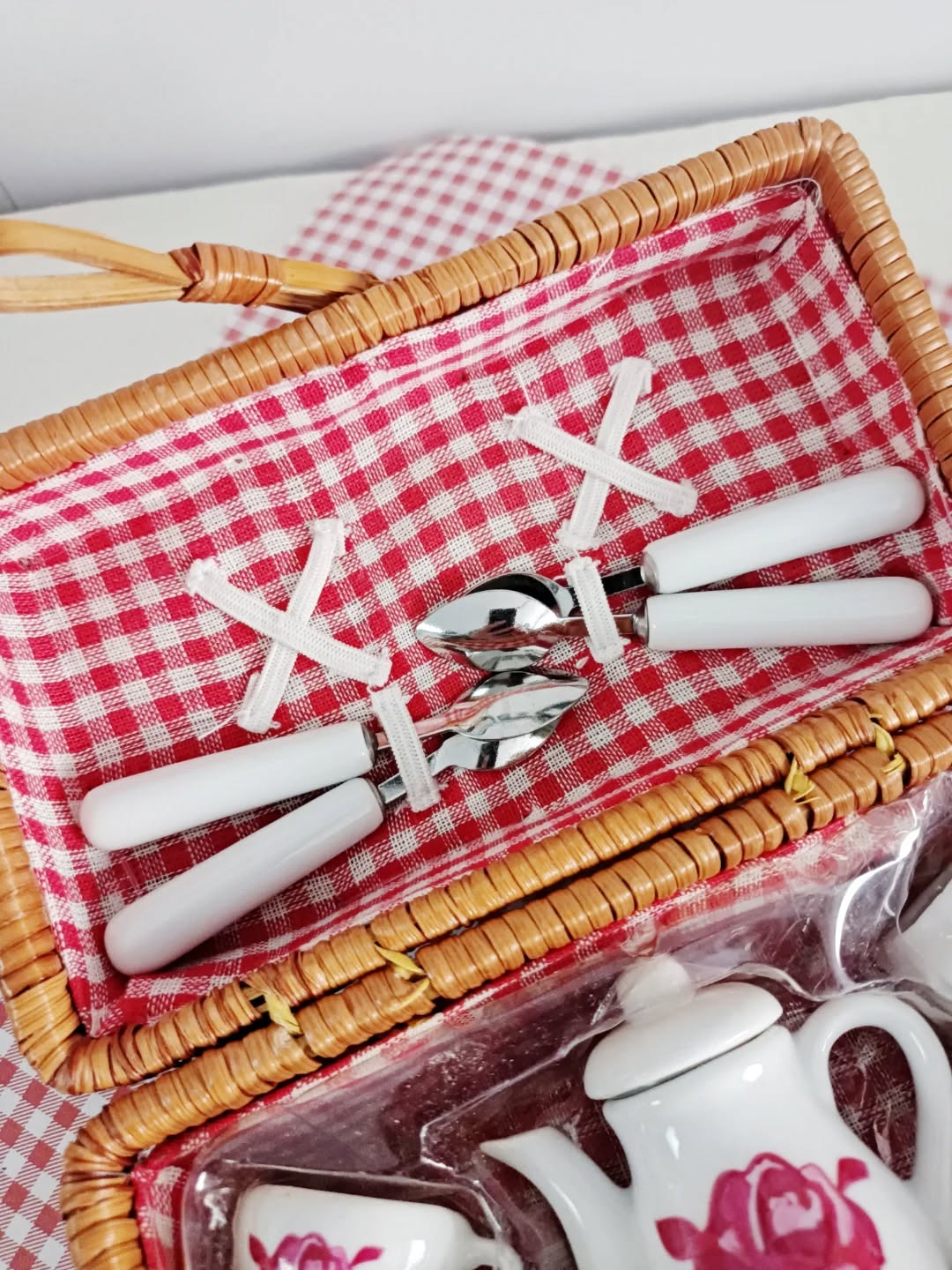 Voilà le genre de mignonerie qui donne envie de rejouer à la dînette… même à l’âge adulte !
Voici donc une adorable dînette pour enfant dans sa valisette en osier, parfaite pour les petits goûters imaginaires (ou les grands moments de nostalgie !)
À l’intérieur : un charmant service à thé/café en porcelaine blanche décoré d’une rose rose
🌸 2 tasses
☕ 1 cafetière
🥛 1 pot à lait
🍬 1 sucrier
🥄 4 petites cuillères
✨ Excellent état, comme neuf
📏 Valisette : 16 x 9,5 cm
⚖️ 0,2 kg
🏷️ Prix : 25 € + frais de livraison.
📦 Retrait à l'atelier de Villeneuve d'Ascq, livraison possible sur la métropole lilloise ou envoi partout ailleurs !
#dinettevintage #jouetancien #brocantelille #lesimparfaits #decoenfant