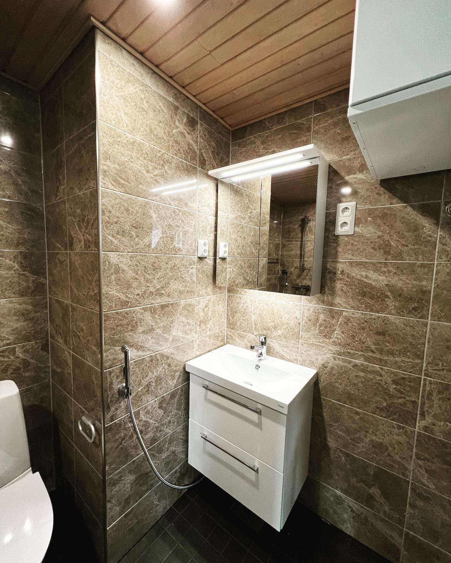 Alkaa olemaan taas yksi kerrostalo maaliviivalla ⚡️💡 #sähkö #sähköasennus #kerrostalo #sauna #led #socket #pistorasia #valaistus