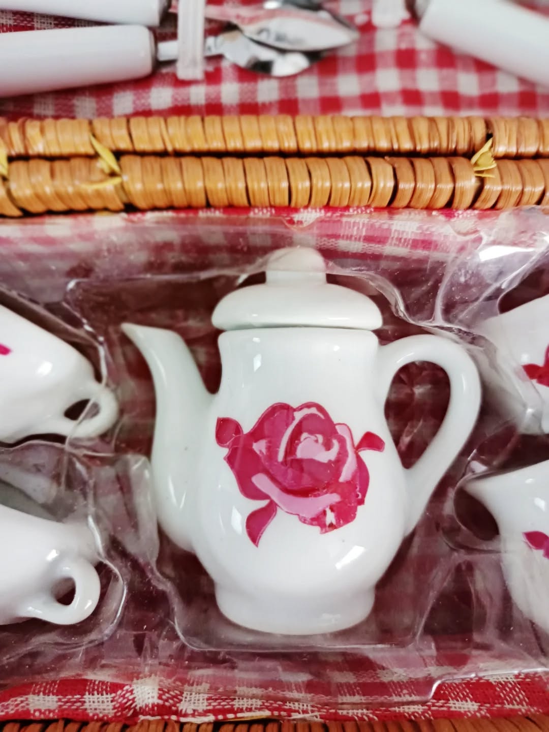 Voilà le genre de mignonerie qui donne envie de rejouer à la dînette… même à l’âge adulte !
Voici donc une adorable dînette pour enfant dans sa valisette en osier, parfaite pour les petits goûters imaginaires (ou les grands moments de nostalgie !)
À l’intérieur : un charmant service à thé/café en porcelaine blanche décoré d’une rose rose
🌸 2 tasses
☕ 1 cafetière
🥛 1 pot à lait
🍬 1 sucrier
🥄 4 petites cuillères
✨ Excellent état, comme neuf
📏 Valisette : 16 x 9,5 cm
⚖️ 0,2 kg
🏷️ Prix : 25 € + frais de livraison.
📦 Retrait à l'atelier de Villeneuve d'Ascq, livraison possible sur la métropole lilloise ou envoi partout ailleurs !
#dinettevintage #jouetancien #brocantelille #lesimparfaits #decoenfant