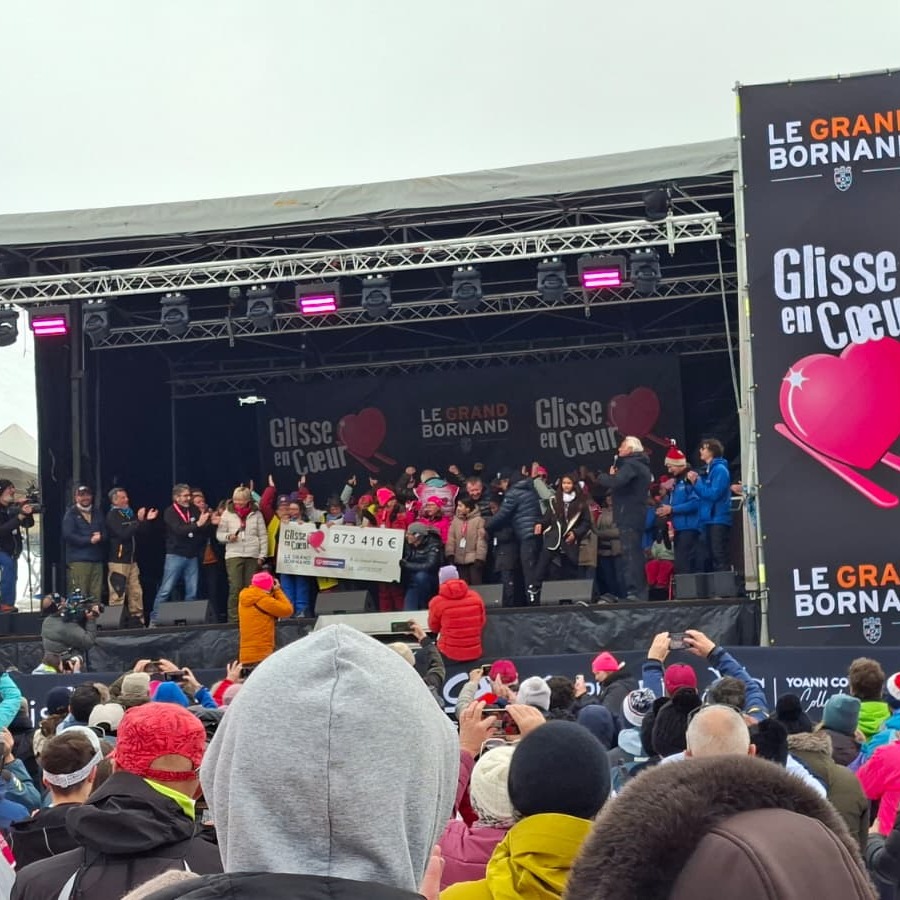 Glisse en Coeur - Le Grand-Bornand Toute l'Equipe de Loisirs Assis Evasion était présente ce week end extraordinaire de générosité et de partage à Glisse en Coeur - Le Grand-Bornand, avec Jeremie notre Président, Fred, notre Directeur et bien sur Théo... pour le grand moment de la remise du chèque incroyable représentant les dons qui ont été faits à l'occasion de la plus grande manifestation de la montagne qu'est Glisse en Coeur - Le Grand-Bornand ! Merciiiii à tous les donateurs et aux organisateurs, bénevoles, animateurs, personnalités... de Glisse en Coeur - Le Grand-Bornand ! @glisseencoeur @aller_plus_haut