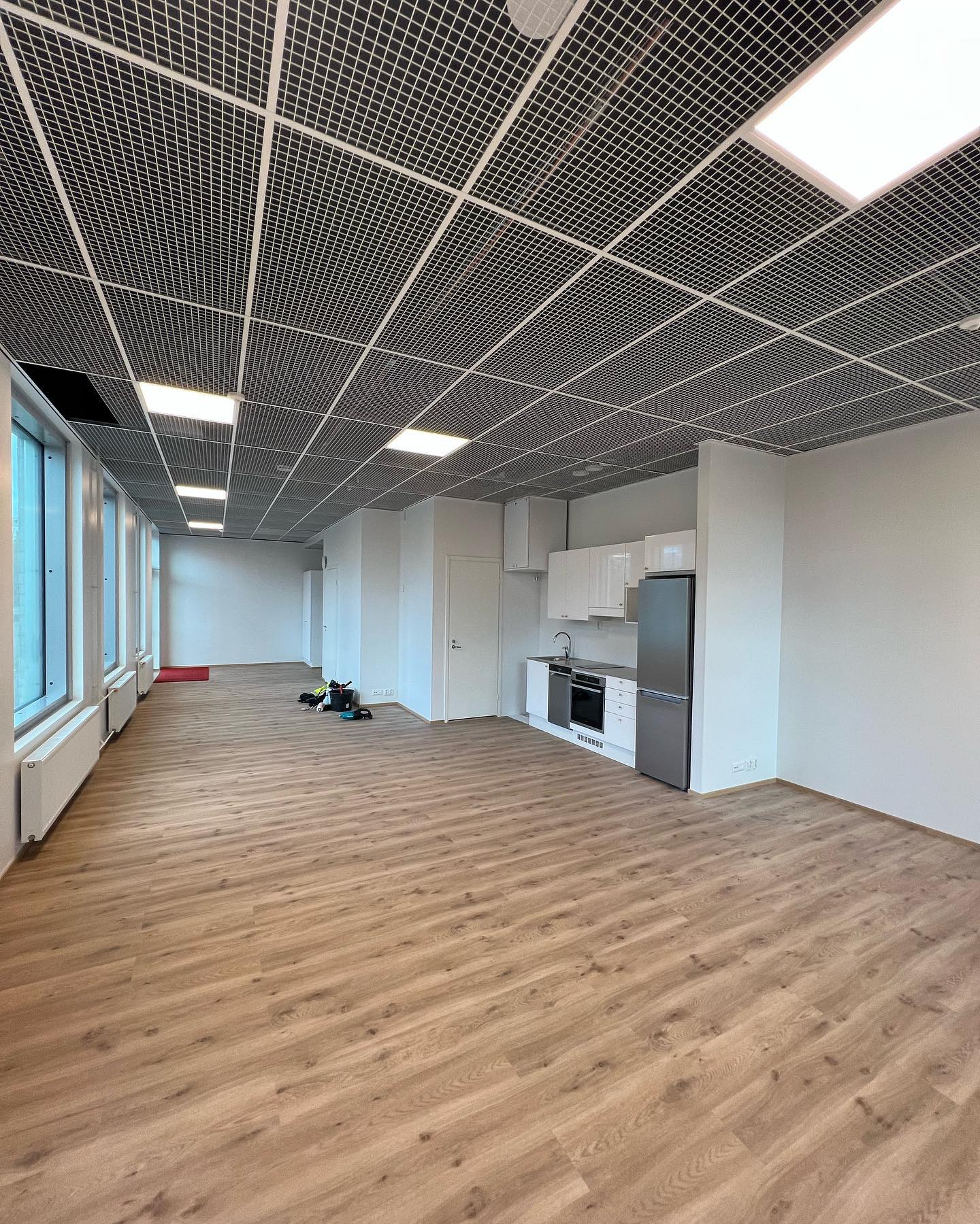 Espoon Olariin valmistui jälleen yksi kerrostalo meiltä, asuntoja oli tällä kertaa 78kpl ⚡️
#kerrostalo #valaistus #sähköasennus #uudiskohde #sähkö #electrician