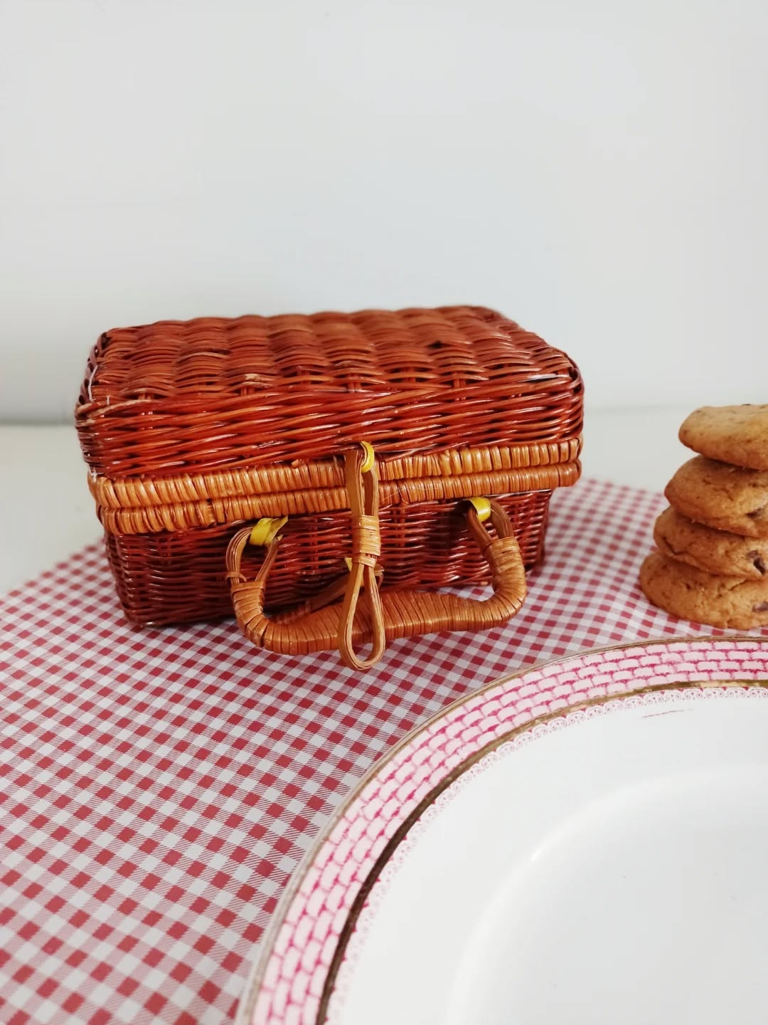 Voilà le genre de mignonerie qui donne envie de rejouer à la dînette… même à l’âge adulte !
Voici donc une adorable dînette pour enfant dans sa valisette en osier, parfaite pour les petits goûters imaginaires (ou les grands moments de nostalgie !)
À l’intérieur : un charmant service à thé/café en porcelaine blanche décoré d’une rose rose
🌸 2 tasses
☕ 1 cafetière
🥛 1 pot à lait
🍬 1 sucrier
🥄 4 petites cuillères
✨ Excellent état, comme neuf
📏 Valisette : 16 x 9,5 cm
⚖️ 0,2 kg
🏷️ Prix : 25 € + frais de livraison.
📦 Retrait à l'atelier de Villeneuve d'Ascq, livraison possible sur la métropole lilloise ou envoi partout ailleurs !
#dinettevintage #jouetancien #brocantelille #lesimparfaits #decoenfant