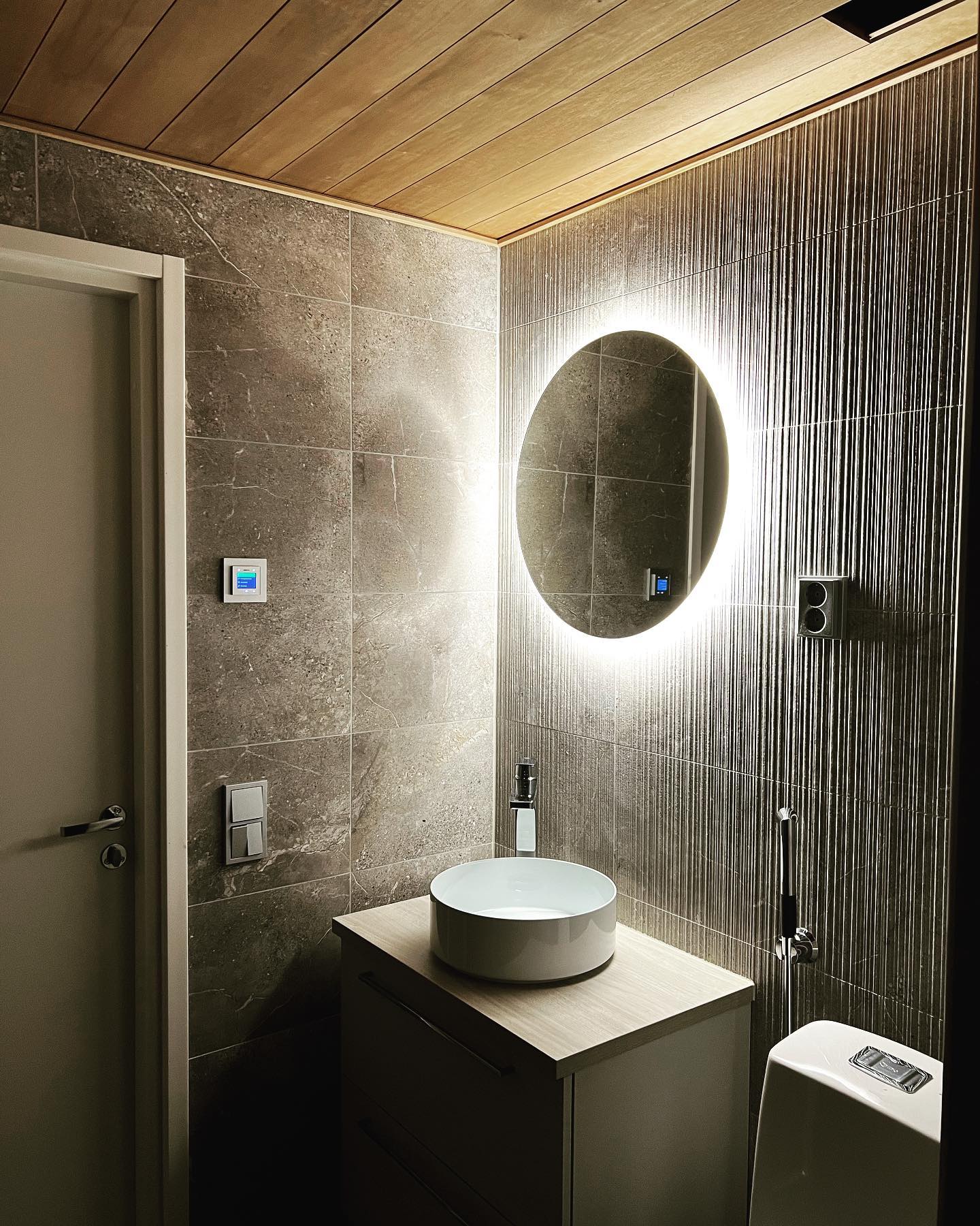 Alkaa olemaan taas yksi kerrostalo maaliviivalla ⚡️💡 #sähkö #sähköasennus #kerrostalo #sauna #led #socket #pistorasia #valaistus