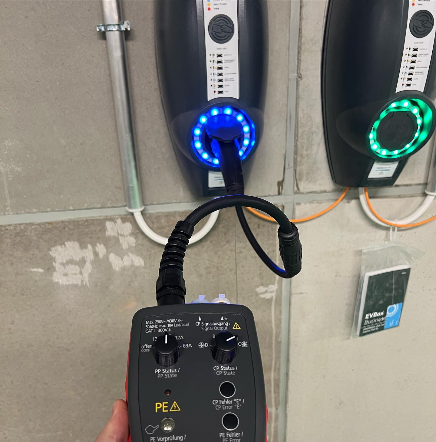 Latauspisteiden käyttöönottoa työmaalla ⚡️Meidän kautta sähköautojen latausasemat turvallisesti asennettuna!
#sähköasennus #utu #sähköauto #tesla #electricvehicle #ev #amprobe