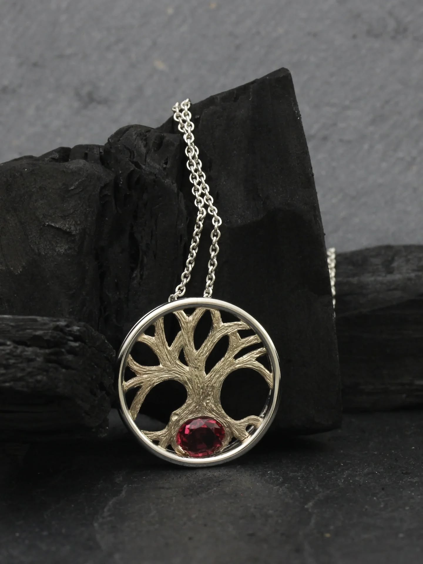 Pendentif "Arbre"
En platine et or champagne.
Spinelle
#pièceunique #surmesure #bijouoriginal #faitmain #bijoupersonnalisé
