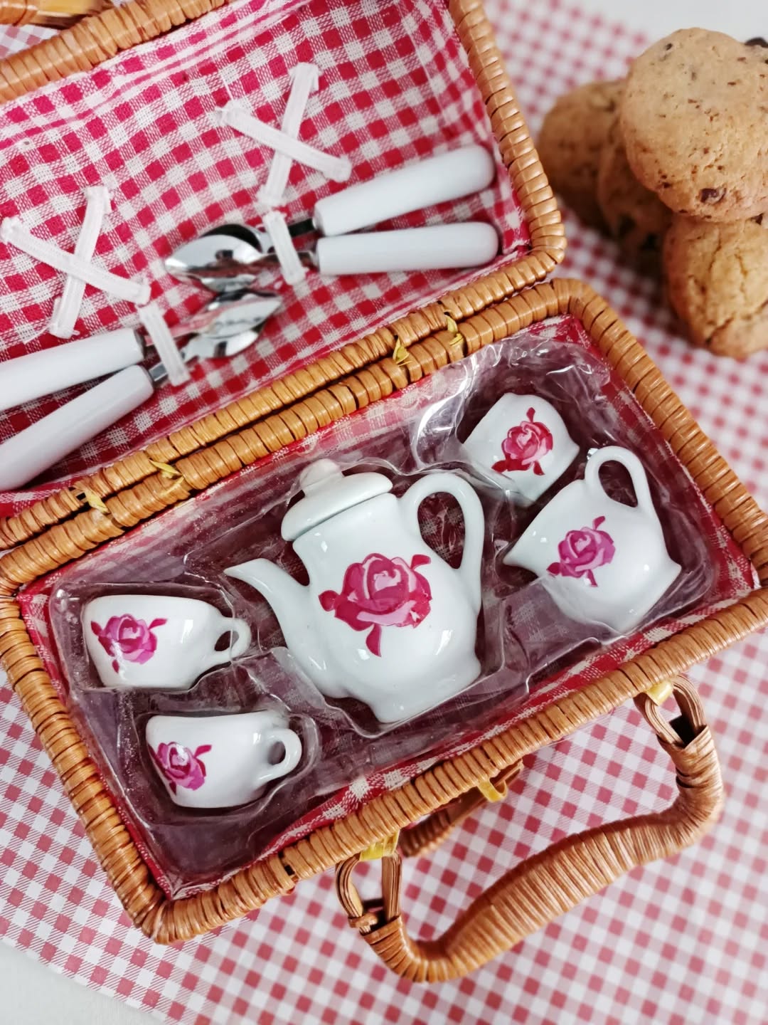 Voilà le genre de mignonerie qui donne envie de rejouer à la dînette… même à l’âge adulte !
Voici donc une adorable dînette pour enfant dans sa valisette en osier, parfaite pour les petits goûters imaginaires (ou les grands moments de nostalgie !)
À l’intérieur : un charmant service à thé/café en porcelaine blanche décoré d’une rose rose
🌸 2 tasses
☕ 1 cafetière
🥛 1 pot à lait
🍬 1 sucrier
🥄 4 petites cuillères
✨ Excellent état, comme neuf
📏 Valisette : 16 x 9,5 cm
⚖️ 0,2 kg
🏷️ Prix : 25 € + frais de livraison.
📦 Retrait à l'atelier de Villeneuve d'Ascq, livraison possible sur la métropole lilloise ou envoi partout ailleurs !
#dinettevintage #jouetancien #brocantelille #lesimparfaits #decoenfant