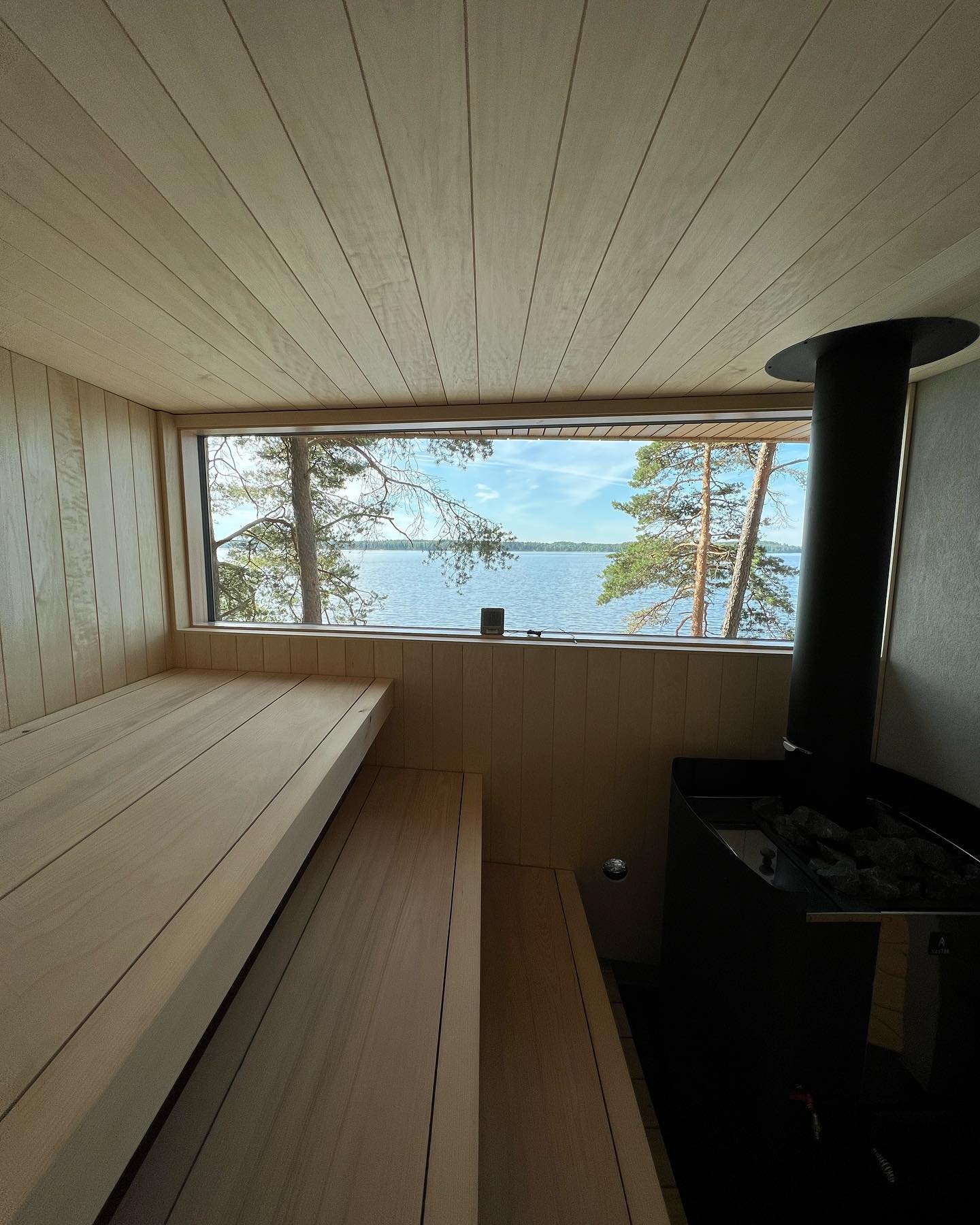 Upeisiin Lohjanjärven maisemiin valmistumassa mökki missä ei ole laadusta tingitty ! #sähköasentaja #gira #sähköasennus #sähkö