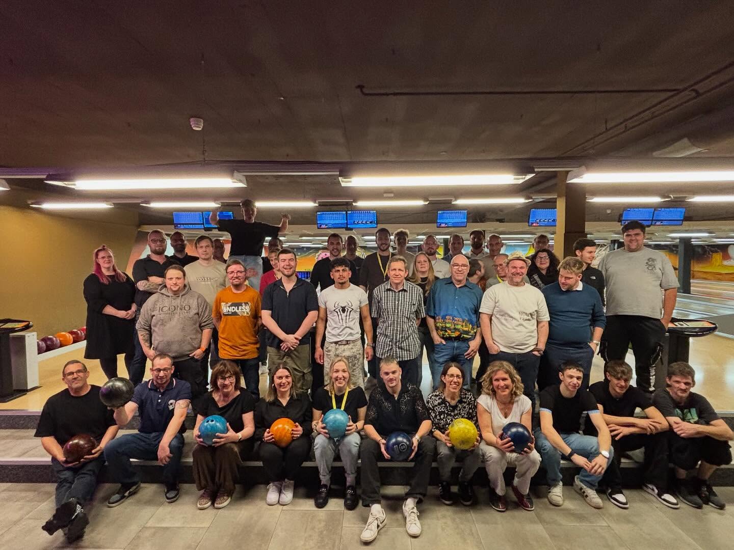 What a weekend! 🥳🎳
Am vergangenen Samstag haben wir mit dem ganzen Elefanten-Team 🐘 und ihren Partner/innen einen tollen Abend im Bowlingscenter Trimbach verbracht. Bingo, Bowling, Billard und Speis & Trank standen auf dem Programm. 😄 Merci an alle, die dabei waren. 🙌🏼